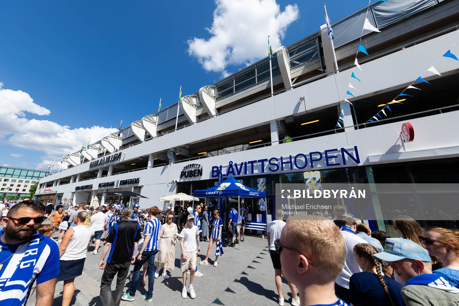 Supportrar utanför Gamla Ullevi innan fotbollsmatchen i