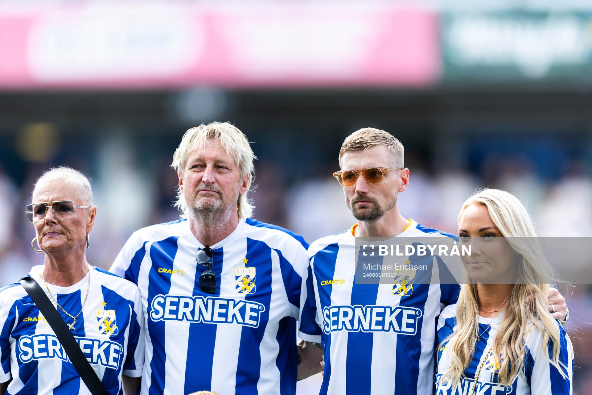 Tidigare IFK Göteborgs spelaren Sebastian Eriksson tillsammans med mamma Eva Ottosson, pappa Sune Eriksson och partner Sara Baldebo inför fotbollsmatchen i Allsvenskan mellan IFK Göteborg och Elfsborg den 1 juni 2024 i Göteborg.