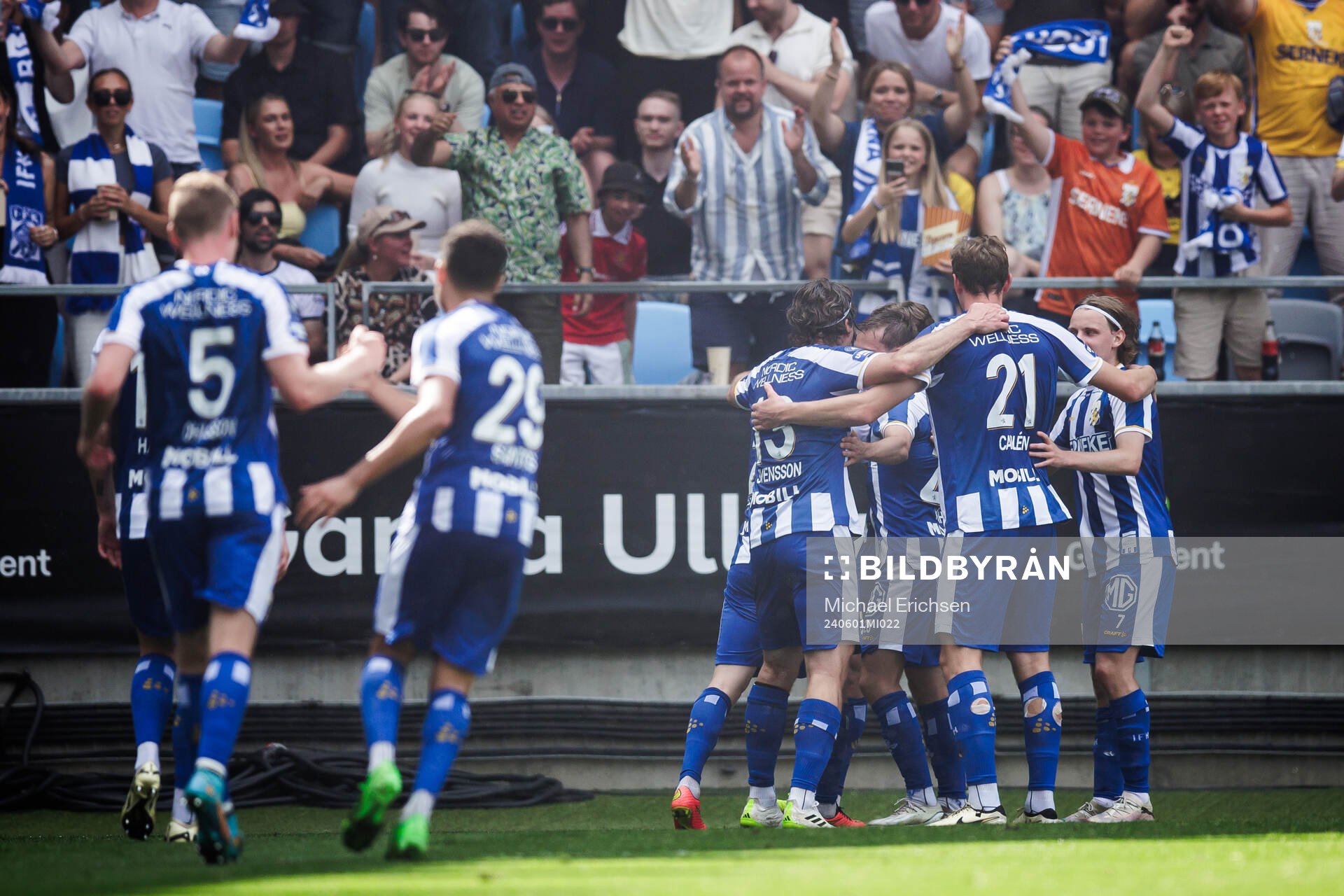 IFK Göteborgs Gustaf Norlin jublar med lagkamrater