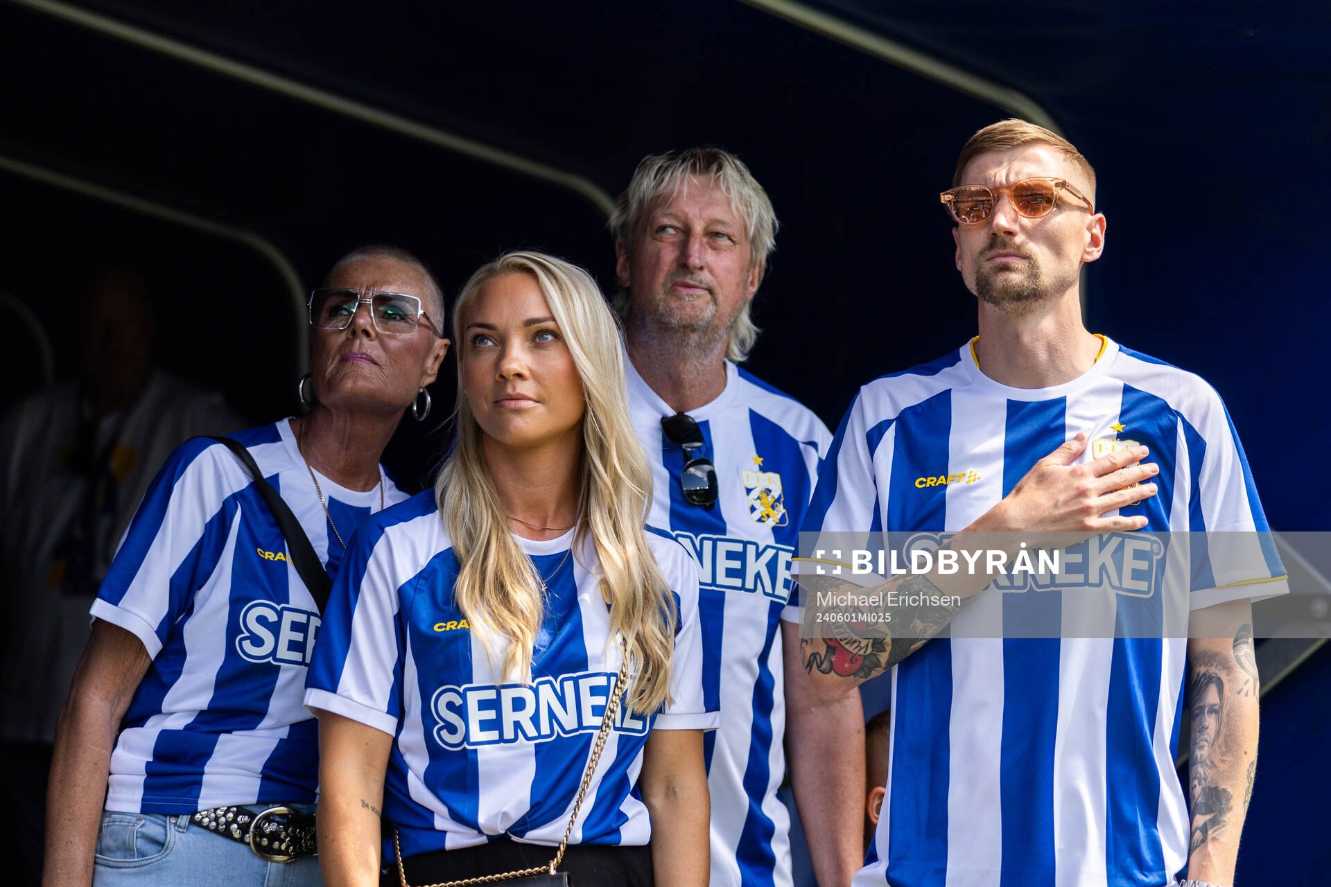 Tidigare IFK Göteborg spelaren Sebastian Eriksson tillsammans med sin familj hyllas inför fotbollsmatchen i Allsvenskan mellan IFK Göteborg och Elfsborg den 1 juni 2024 i Göteborg.