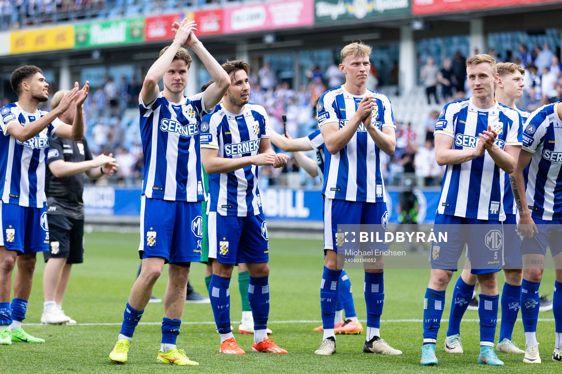 IFK Göteborgs spelare tackar publiken