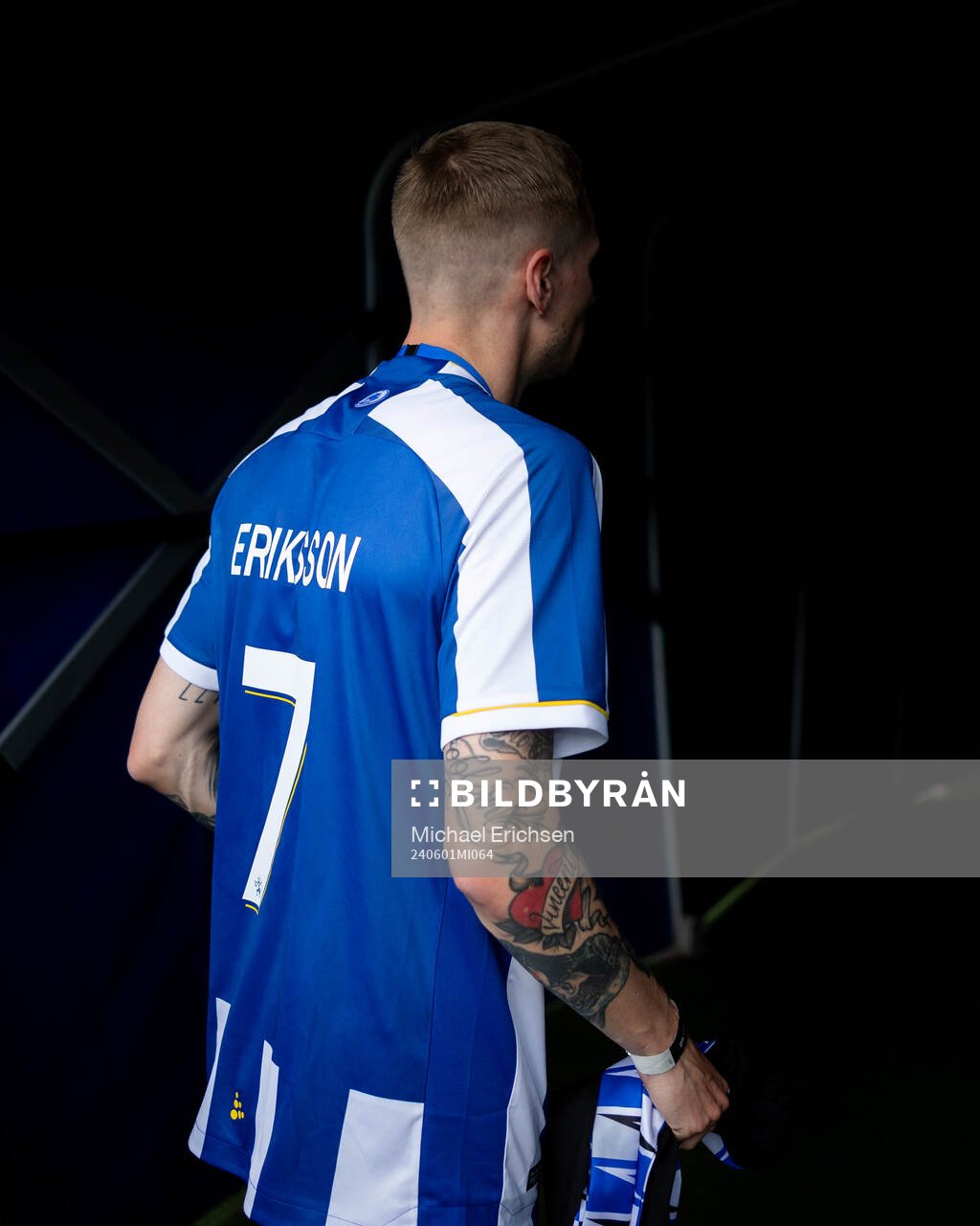 IFK Göteborgs Sebastian Eriksson lämnar planen på Gamla