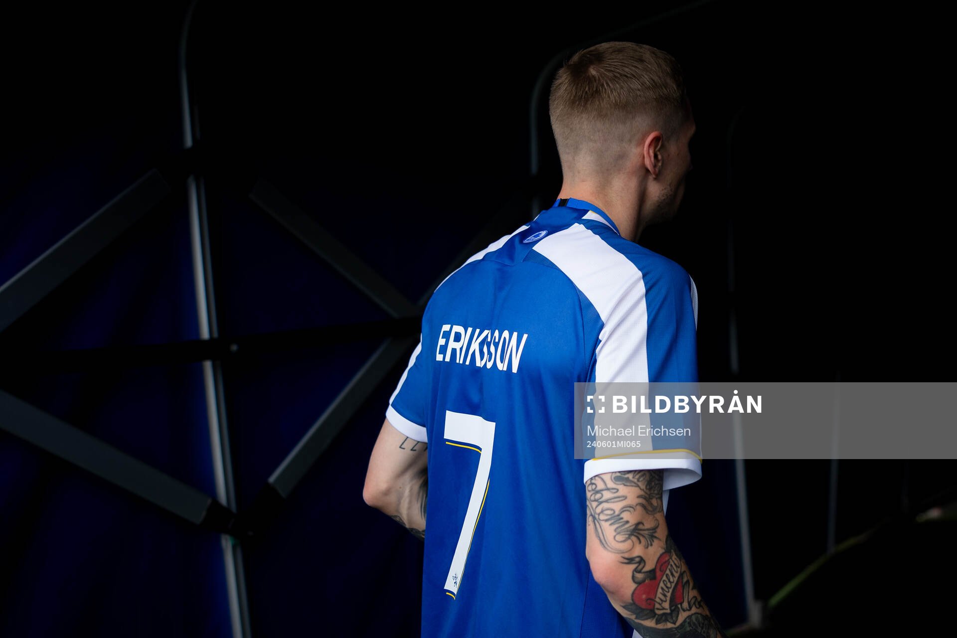 IFK Göteborgs Sebastian Eriksson lämnar planen på Gamla