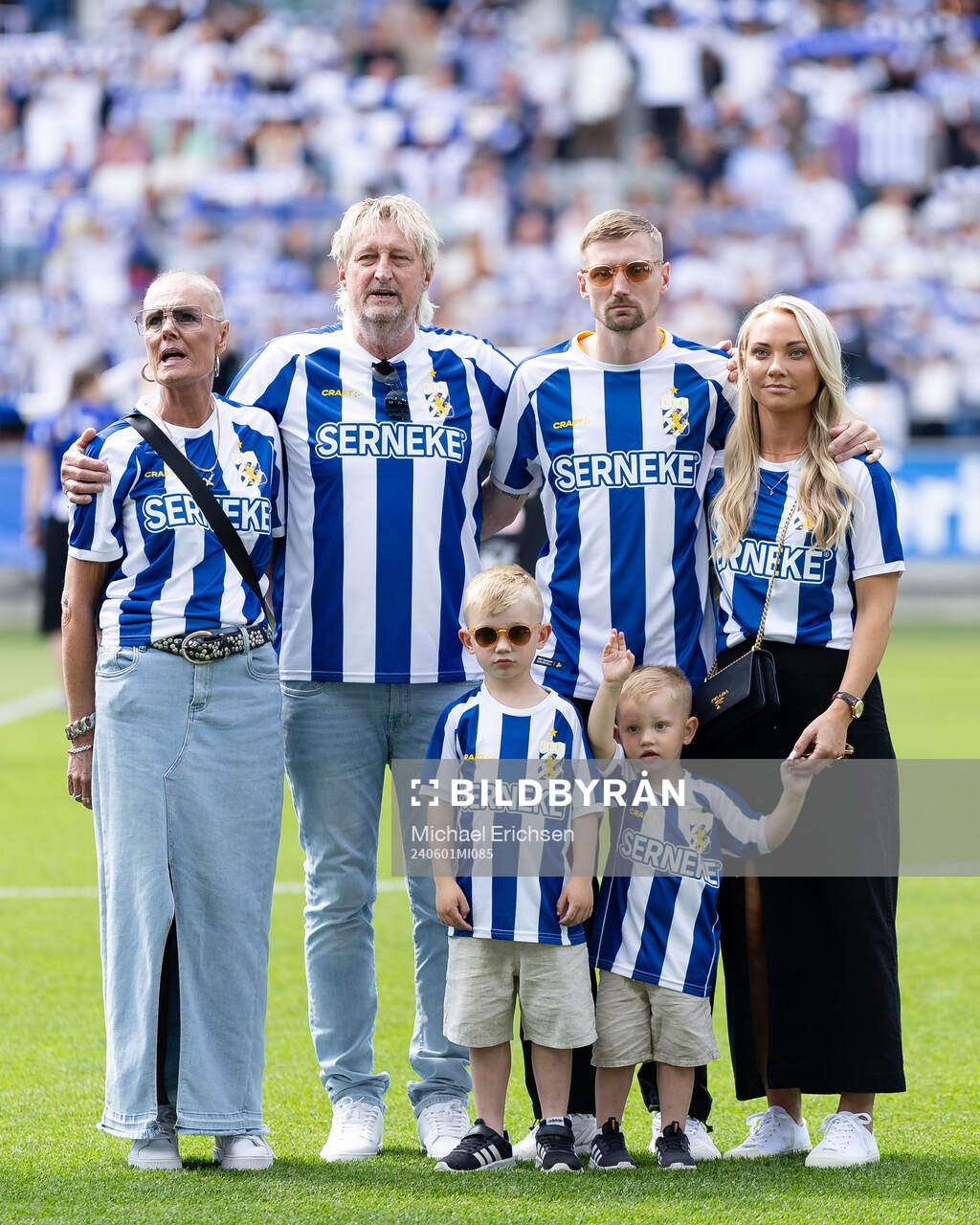 IFK Göteborgs Sebastian Eriksson ihop med sambo Sara Baldebo, barnen Vincent och Valentin Baldebo, mamma Eva Ottosson Eriksson och pappa Sune Eriksson under hyllningen och avtackningen innan fotbollsmatchen i Allsvenskan mellan IFK Göteborg och Elfsborg den 1 juni 2024 i Göteborg.