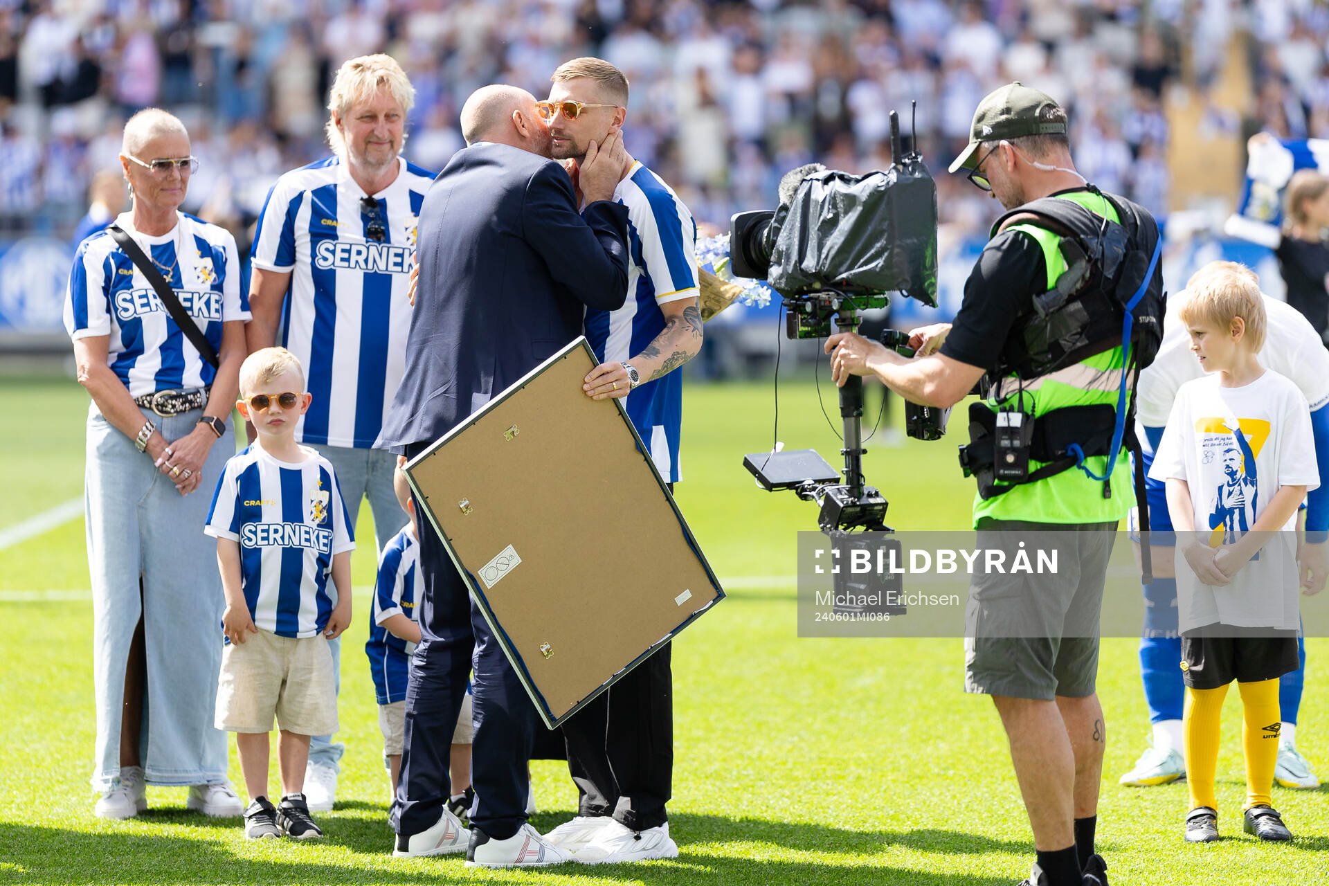 IFK Göteborgs Sebastian Eriksson uppvaktas av