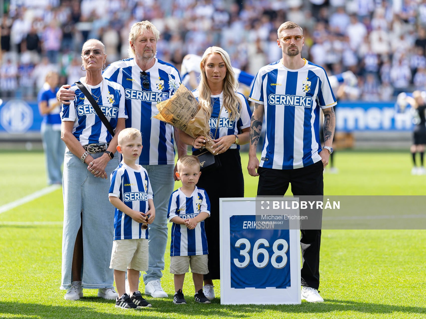 IFK Göteborgs Sebastian Eriksson ihop med sambo Sara Baldebo, barnen Vincent och Valentin Baldebo, mamma Eva Ottosson Eriksson och pappa Sune Eriksson under hyllningen och avtackningen innan fotbollsmatchen i Allsvenskan mellan IFK Göteborg och Elfsborg den 1 juni 2024 i Göteborg.