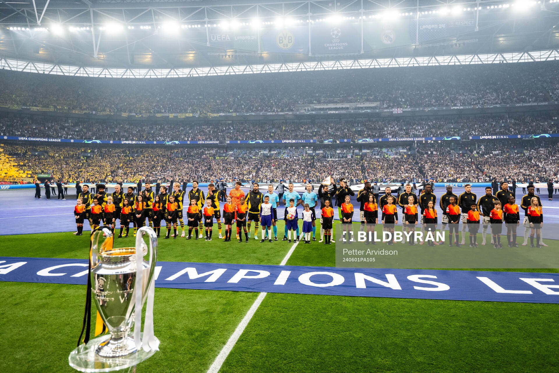 Players of Dortmund and Real Madrid