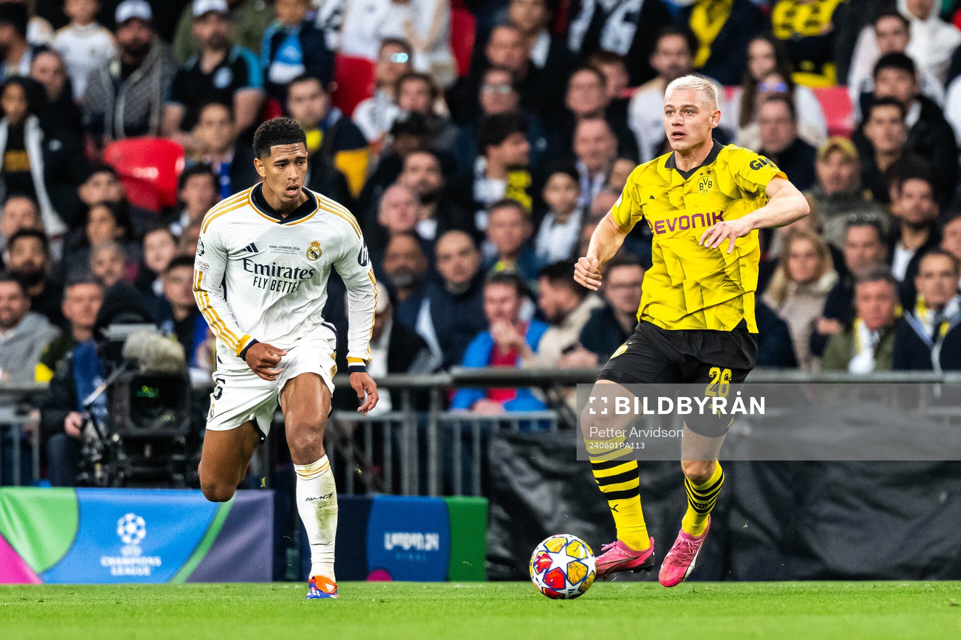 Julian Ryerson of Dortmund and Jude Bellingham of Real Madrid during the UEFA Champions League final between Dortmund and Real Madrid on June 1, 2024 in London.