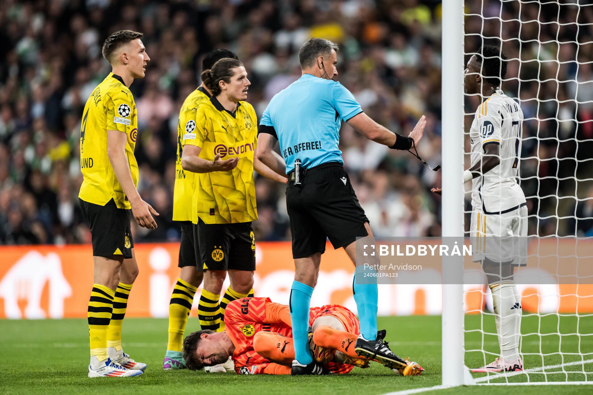 Vinicius Junior of Real Madrid and Gregor Kobel of Dortmund