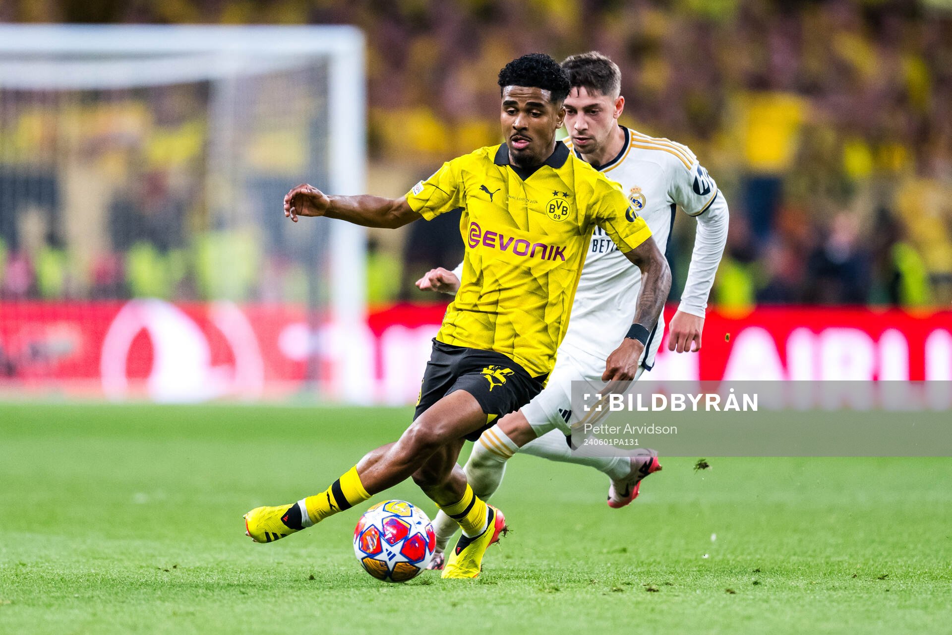 Ian Maatsen of Dortmund and Federico Valverde of Real Madrid