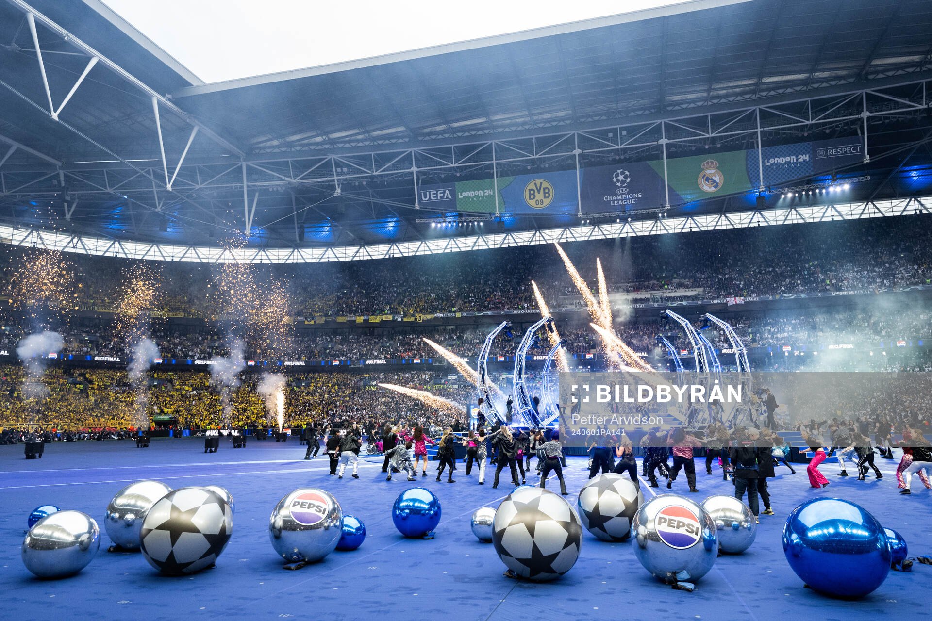 Singer Lenny Kravitz performs
