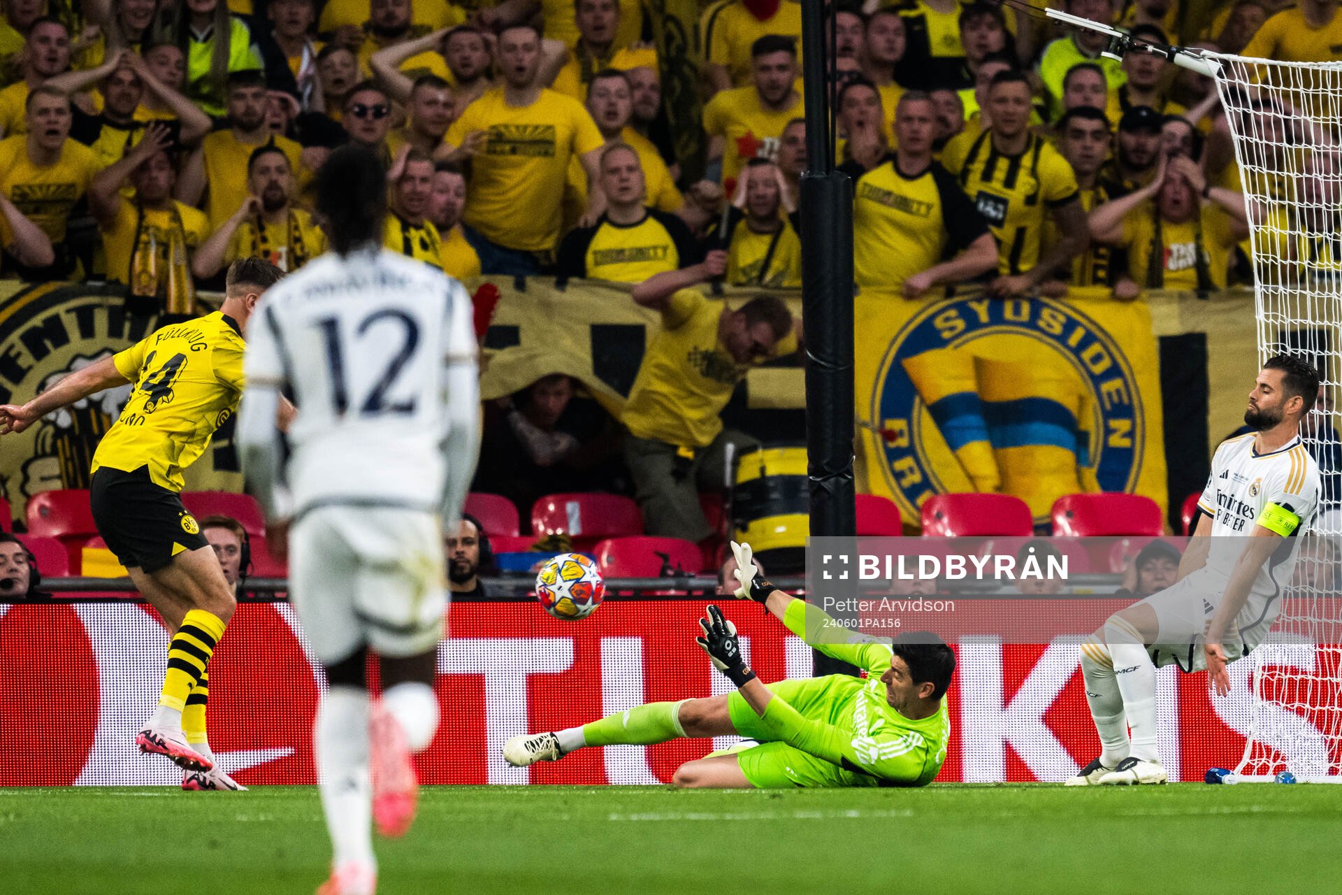 Thibaut Courtois of Real Madrid and Niclas Fullkrug of