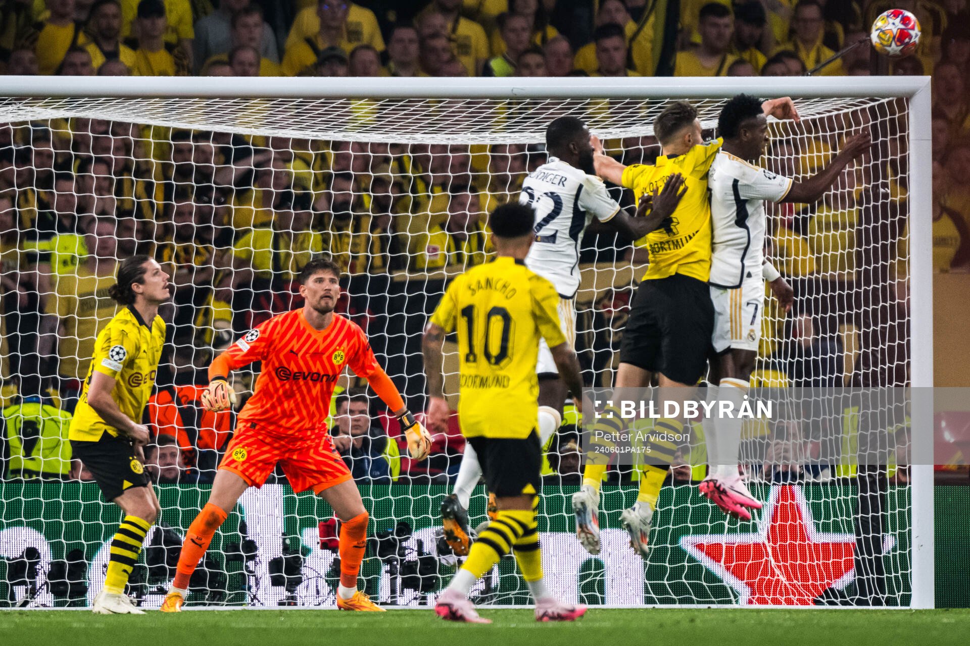 Goalkeeper Gregor Kobel of Dortmund