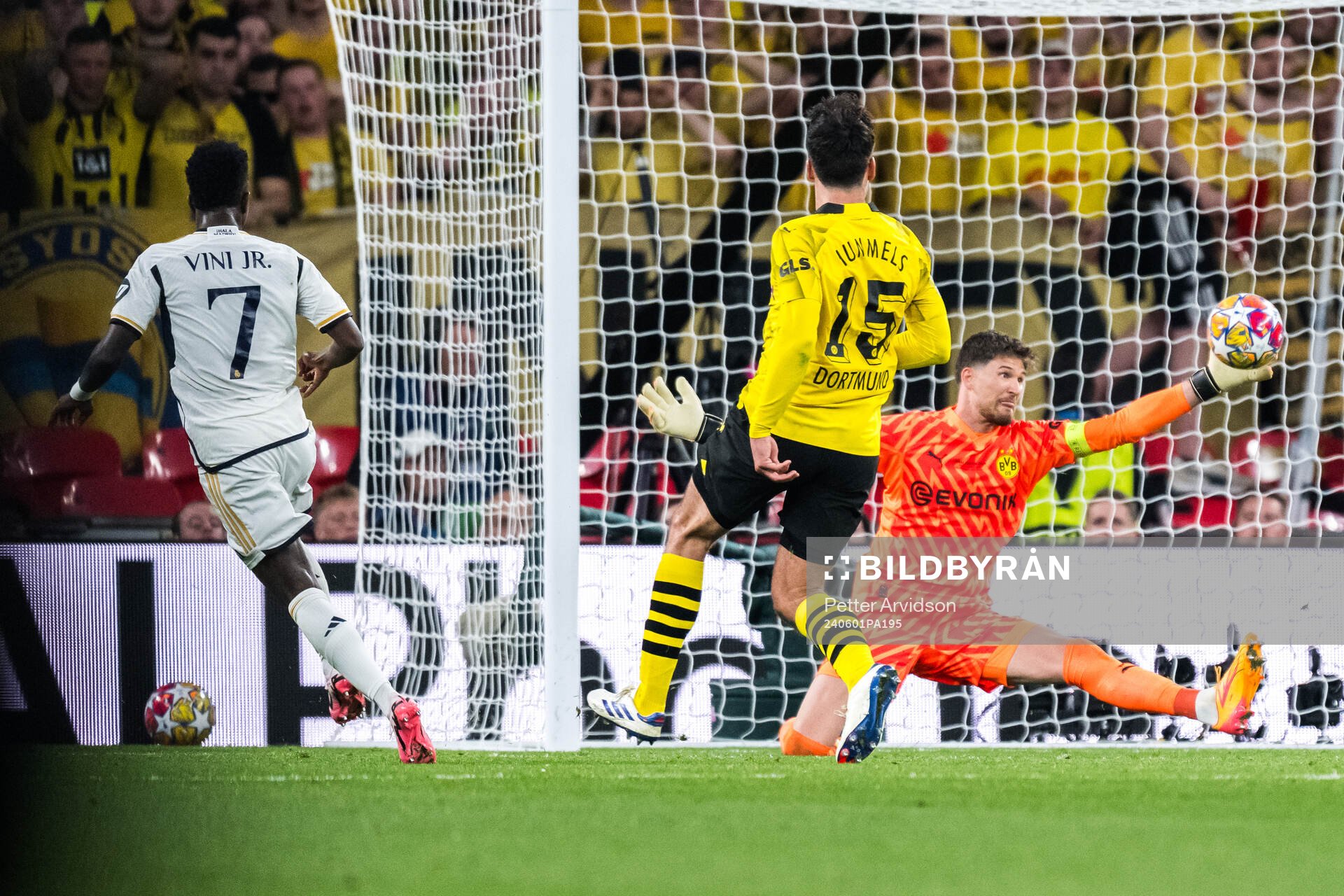 Vinicius Junior scores the 0-2 goal behind goalkeeper
