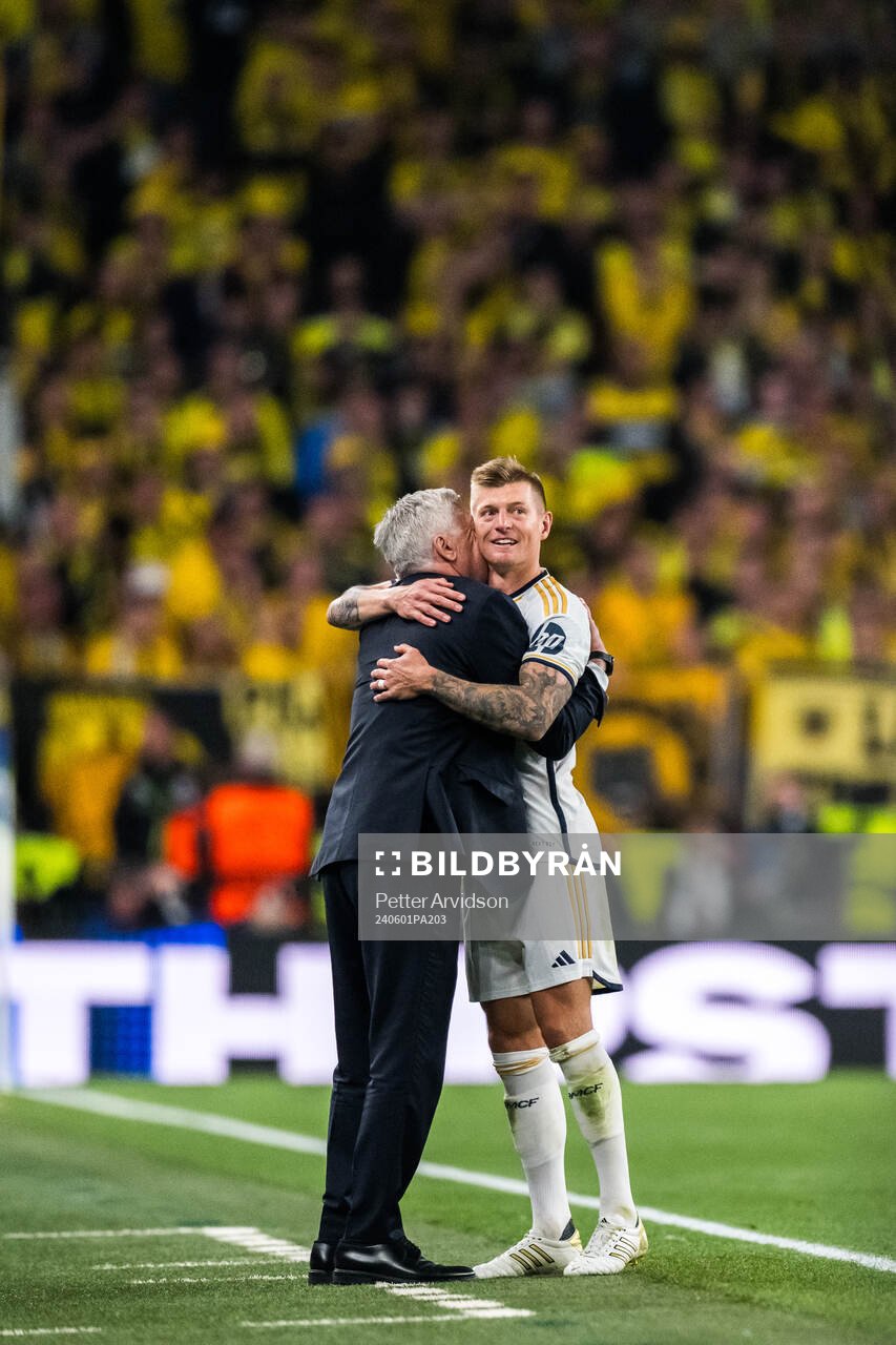 Toni Kroos and Head coach Carlo Ancelotti of Real Madrid