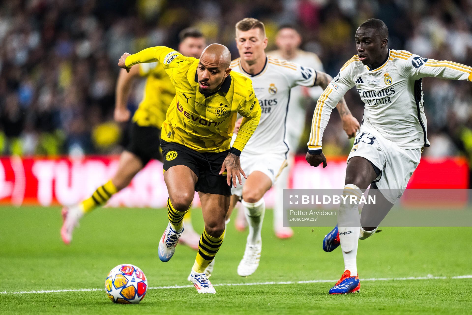 Donyell Malen of Dortmund and Ferland Mendy of Real Madrid