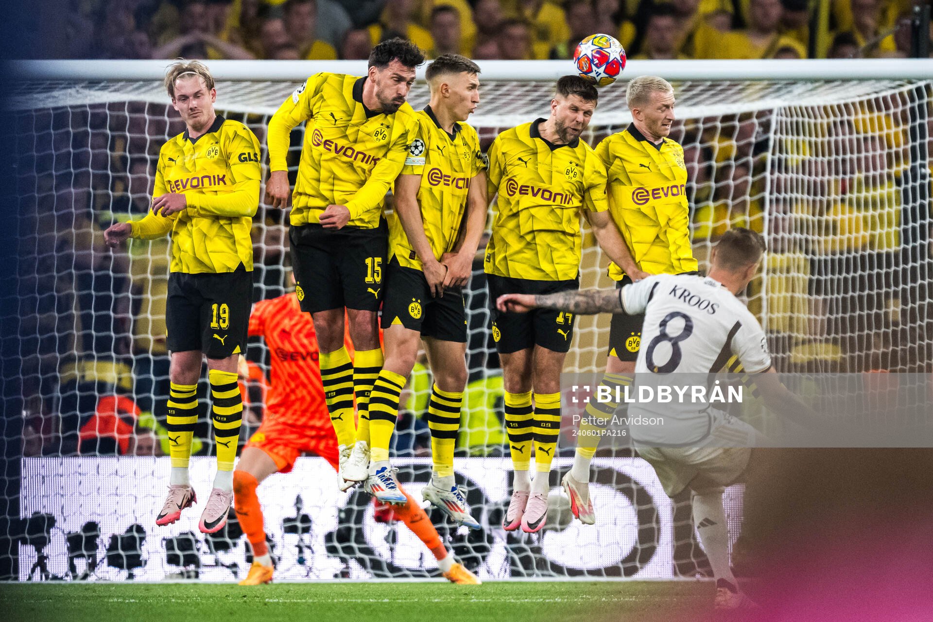 Toni Kroos of Real Madrid and Julian Brandt, Mats Hummels,