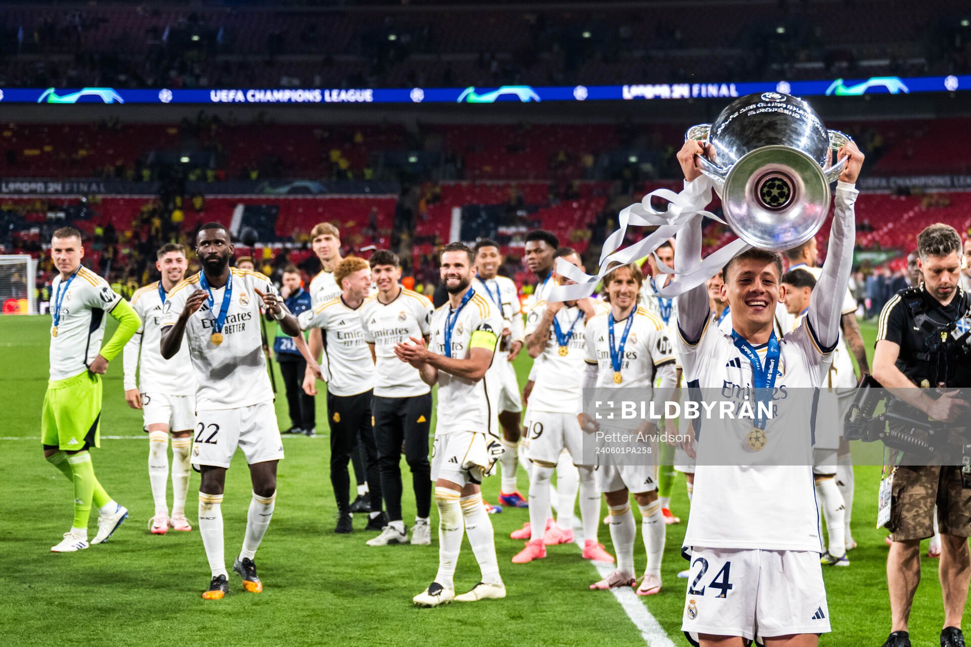 Arda Guler of Real Madrid celebrate