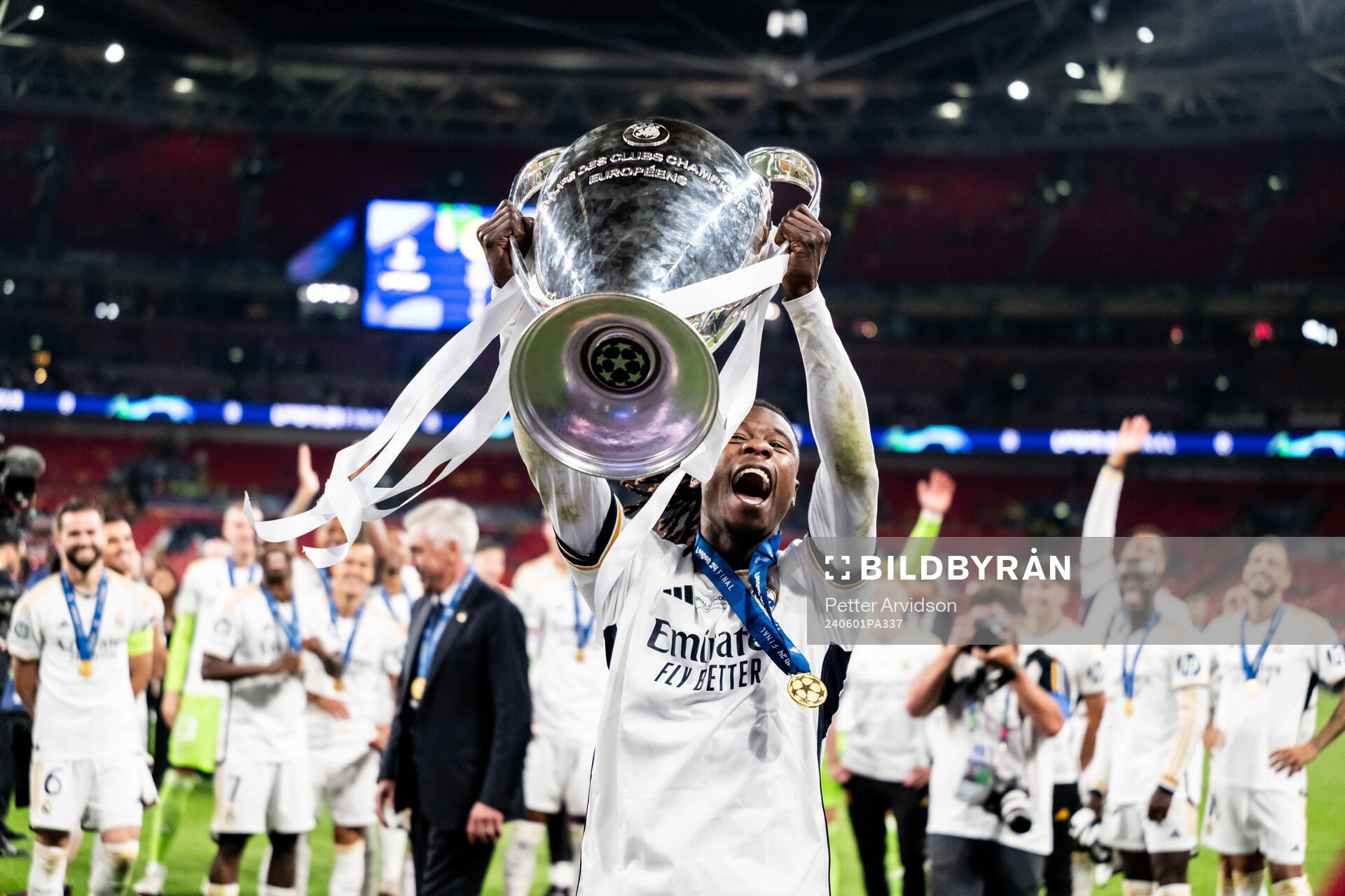 Eduardo Camavinga of Real Madrid celebrates with the trophy after the UEFA Champions League final between Dortmund and Real Madrid on June 1, 2024 in London.