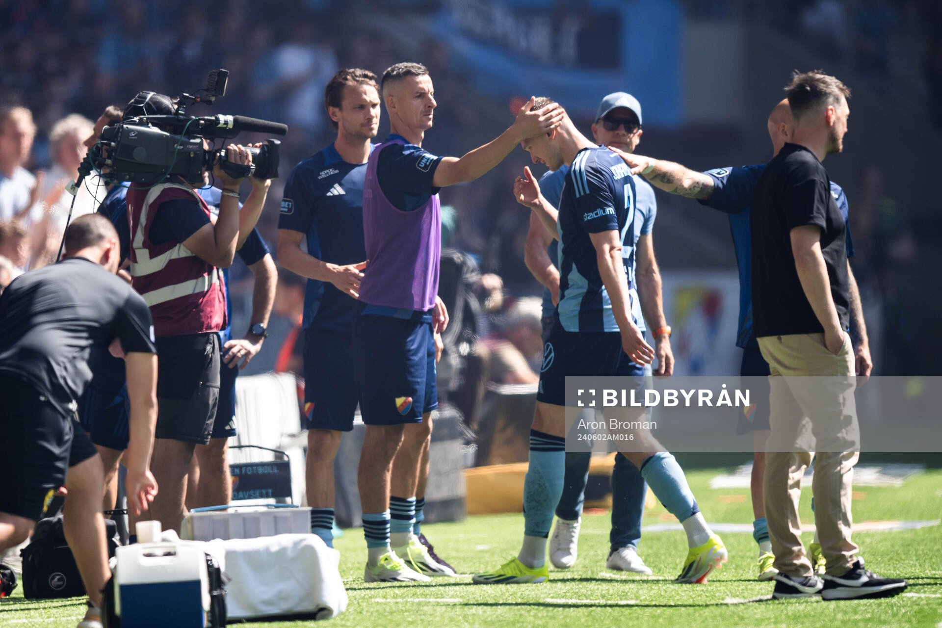 Djurgårdens Piotr Johansson lämnar planen med skada
