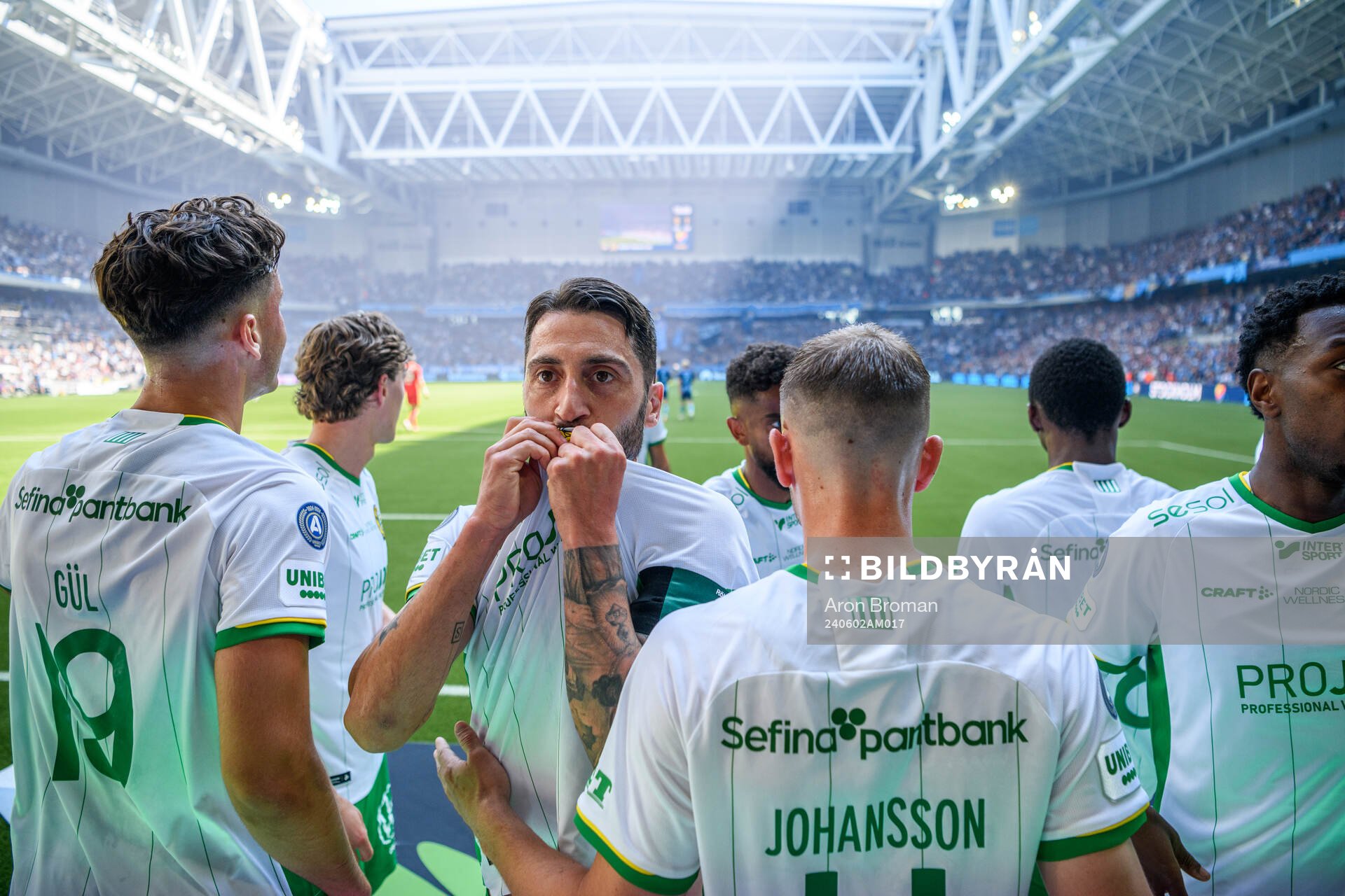 Hammarbys Nahir Besara jublar med lagkamrater