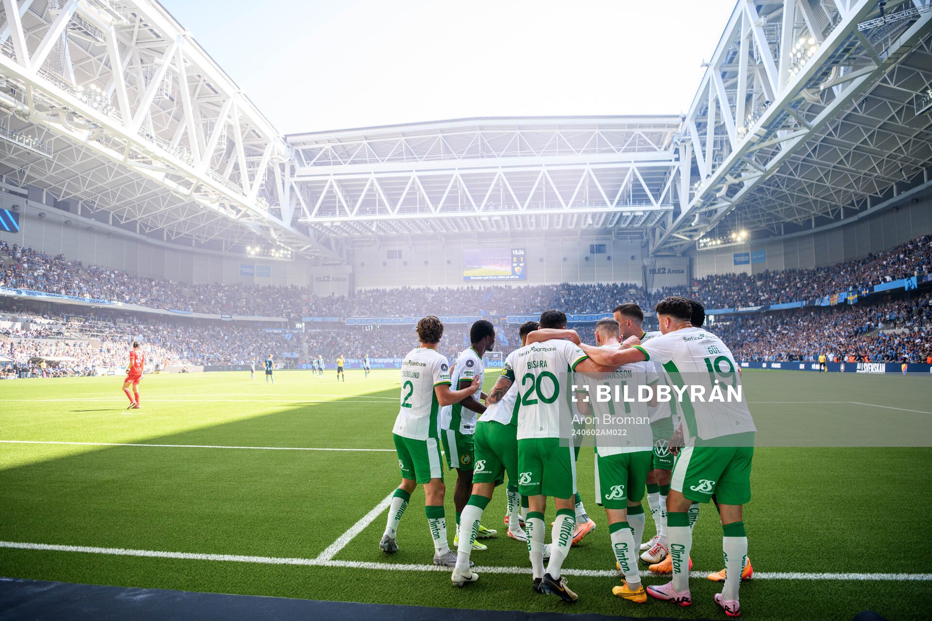 Hammarbys Nahir Besara jublar med lagkamrater