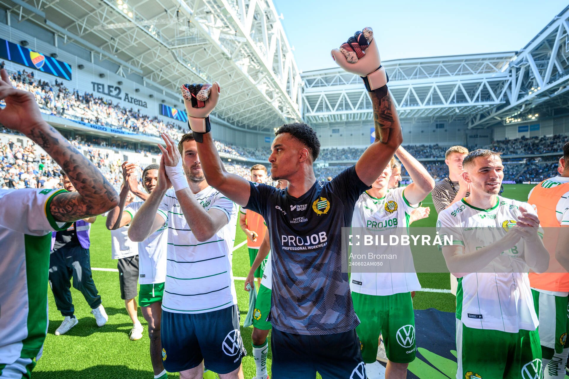 Hammarbys målvakt Oliver Dovin jublar