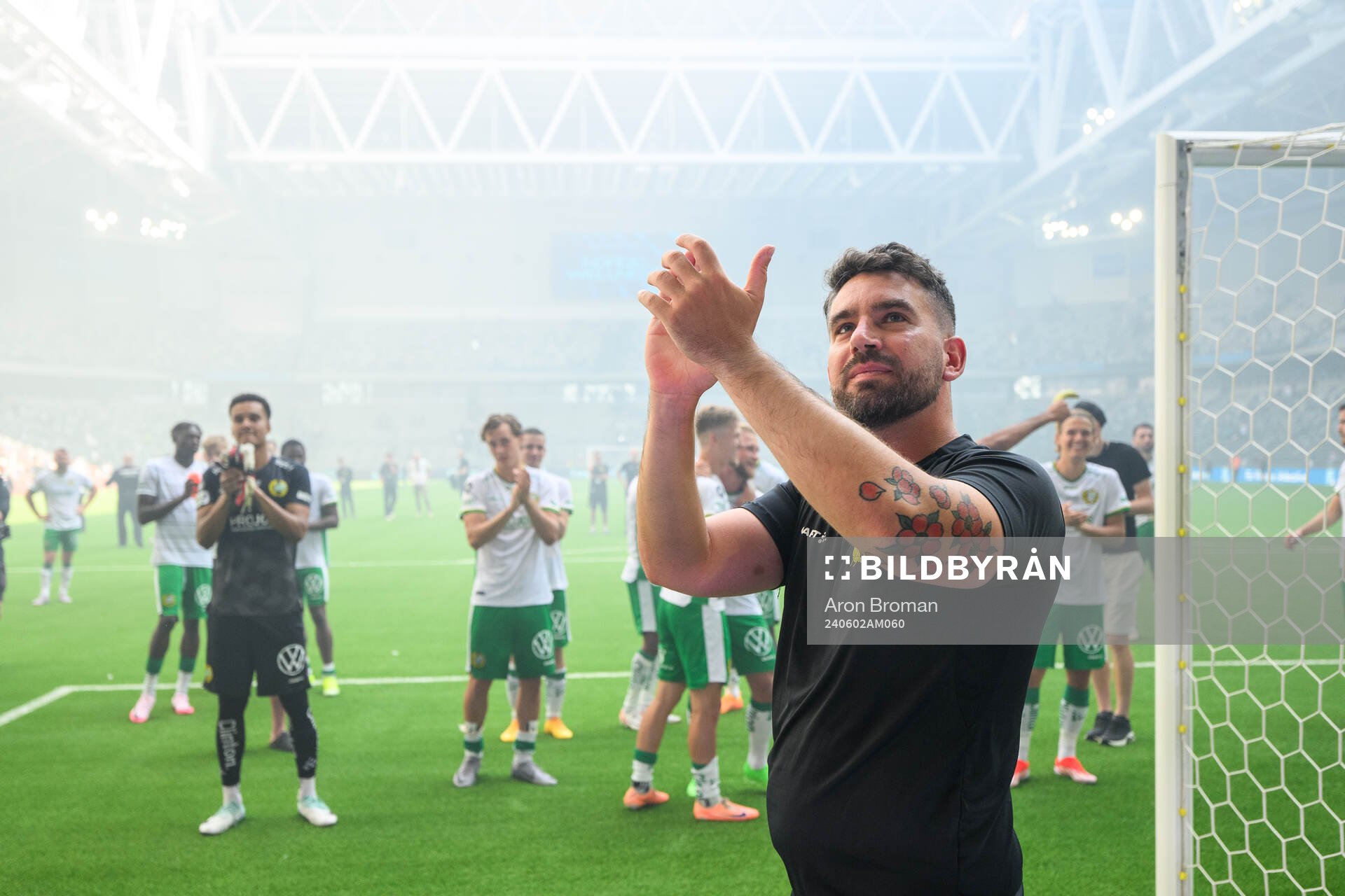 Hammarbys assisterande tränare Abel Lorincz jublar