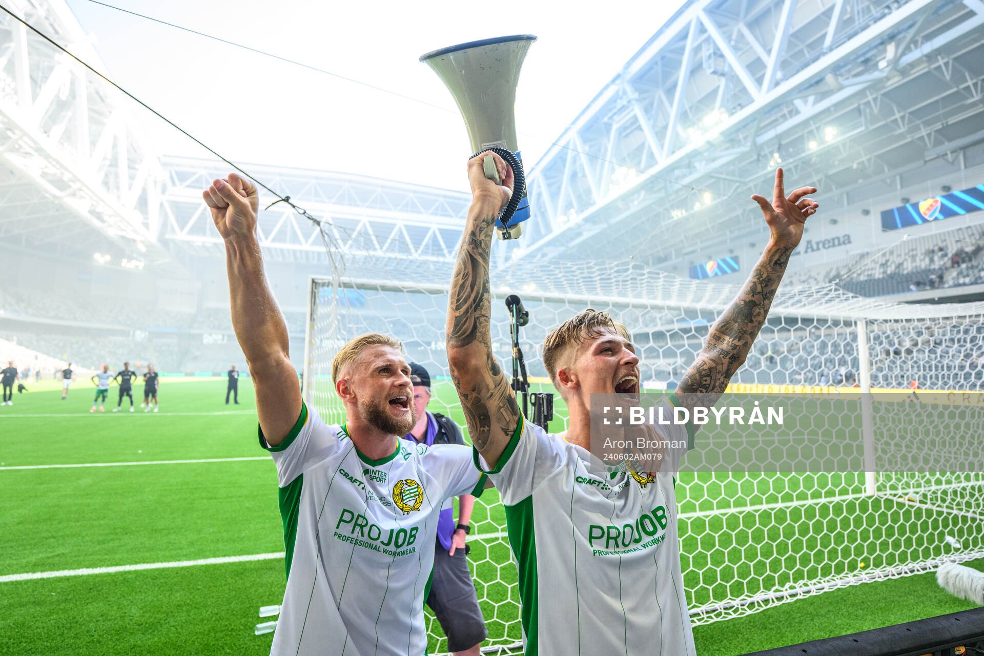 Hammarbys Simon Strand och Fredrik Hammar jublar efter fotbollsmatchen i Allsvenskan mellan Djurgården och Hammarby den 2 juni 2024 i Stockholm.