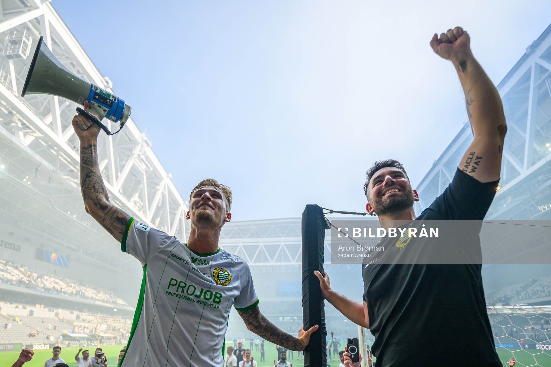 Hammarbys Fredrik Hammar jublar med Hammarbys assisterande