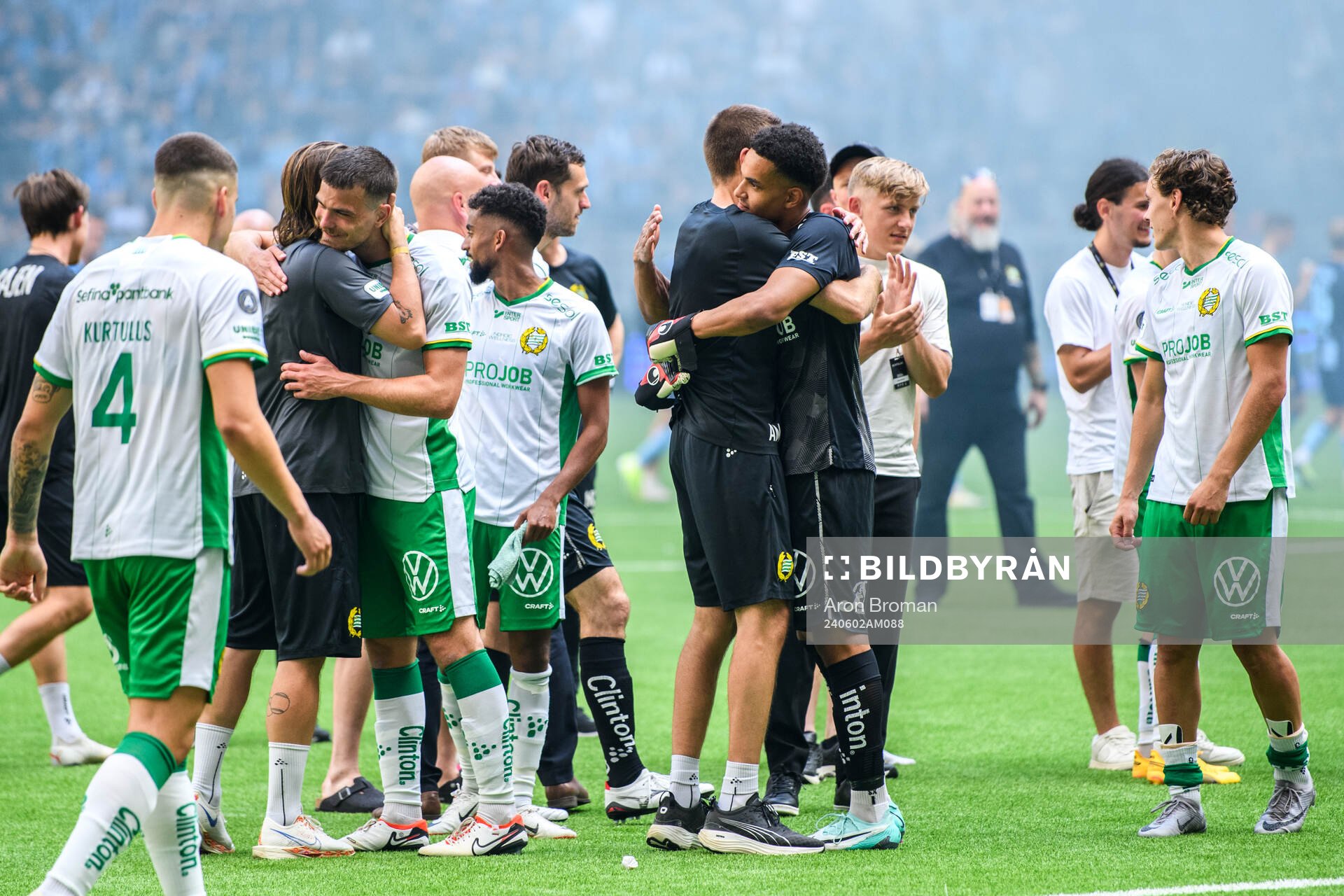 Hammarbys målvakt Oliver Dovin jublar med lagkamrater