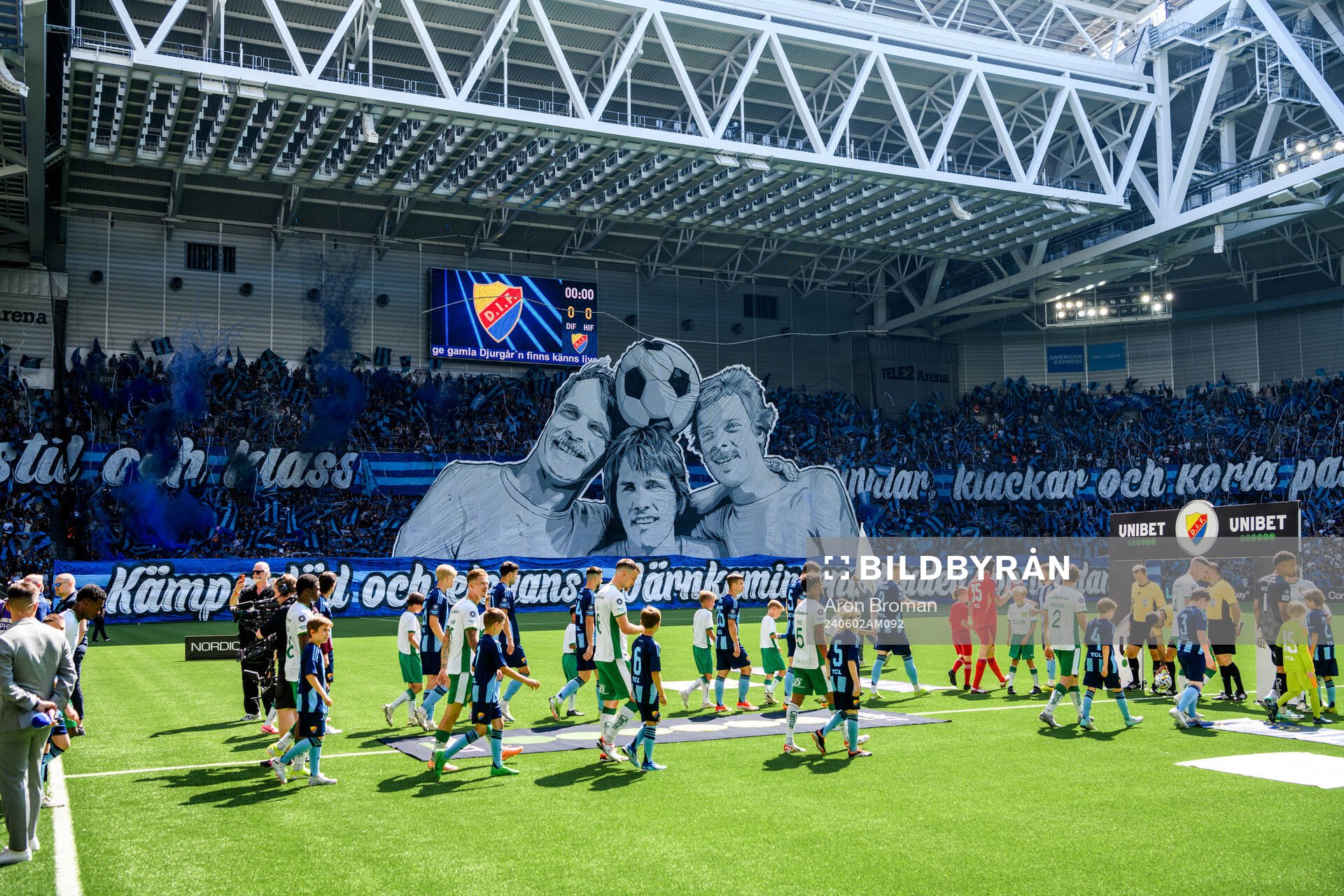Hammarbys och Djurgårdens spelare gör entré