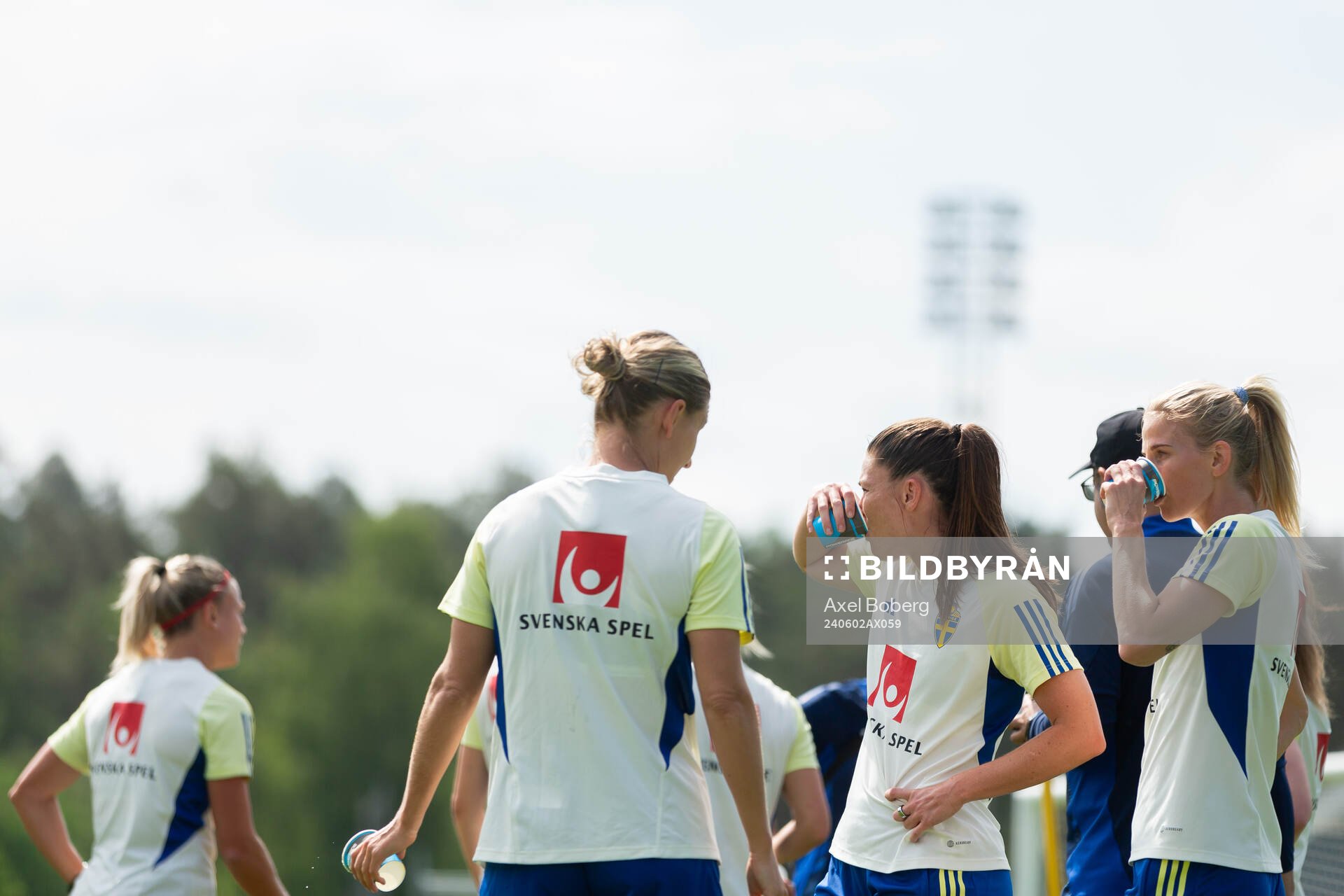 Sofia Jakobsson and teammates of Sweden