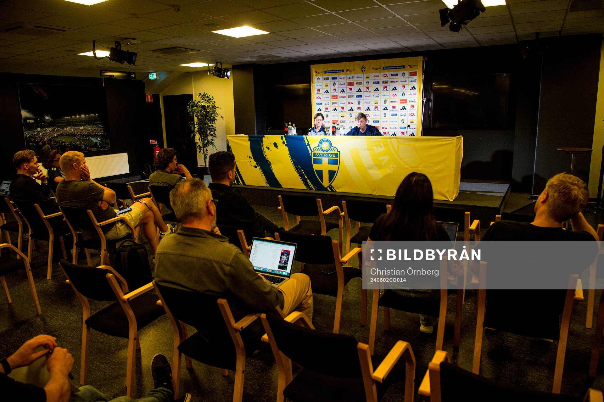 Media officer Petra Thorén and Head coach Jon Dahl