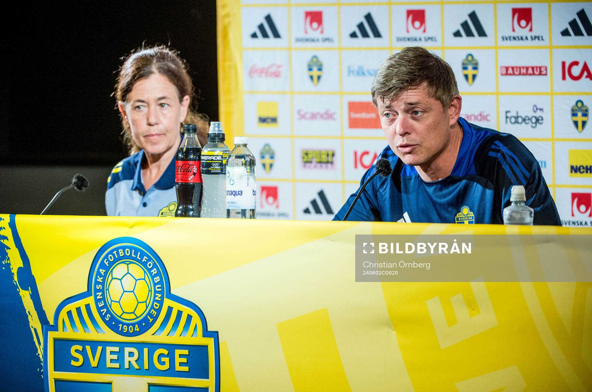 Media officer Petra Thorén and Head coach Jon Dahl