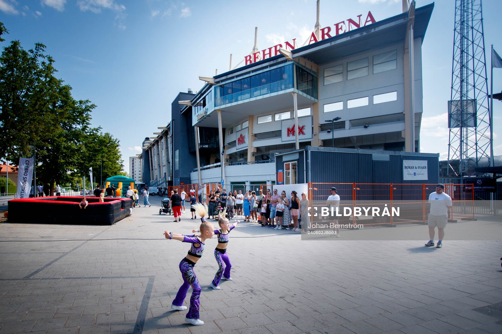 Dansuppvisning utanför Behrn Arena