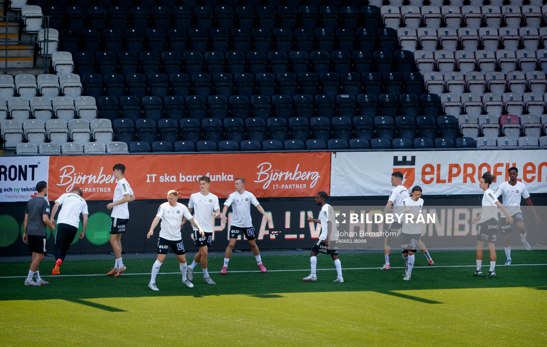 Örebros spelare värmer upp i skuggan