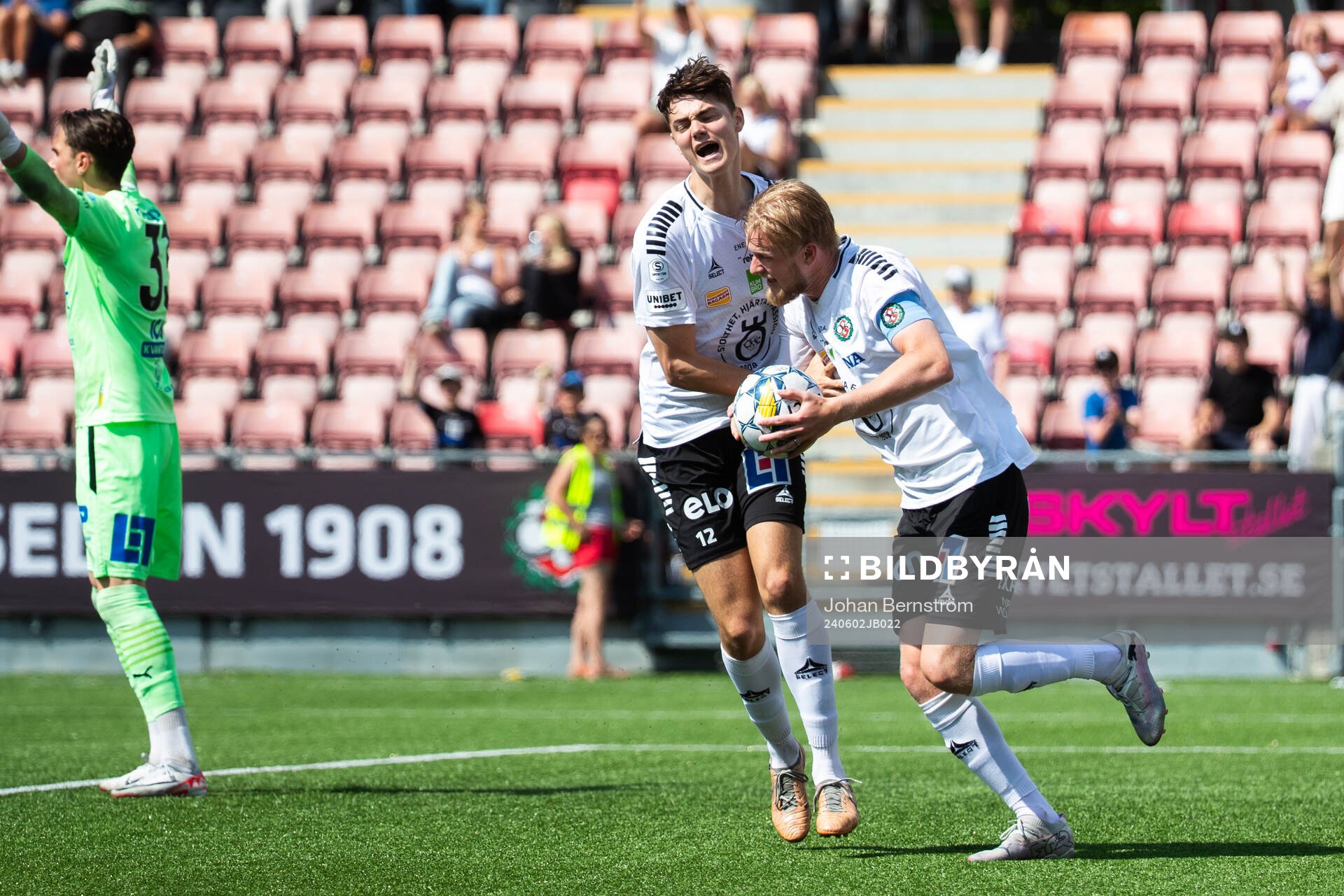 Örebros Karl Holmberg jublar efter 2-2 under fotbollsmatchen i Superettan mellan Örebro och IK Oddevold den 2 juni 2024 i Örebro. 