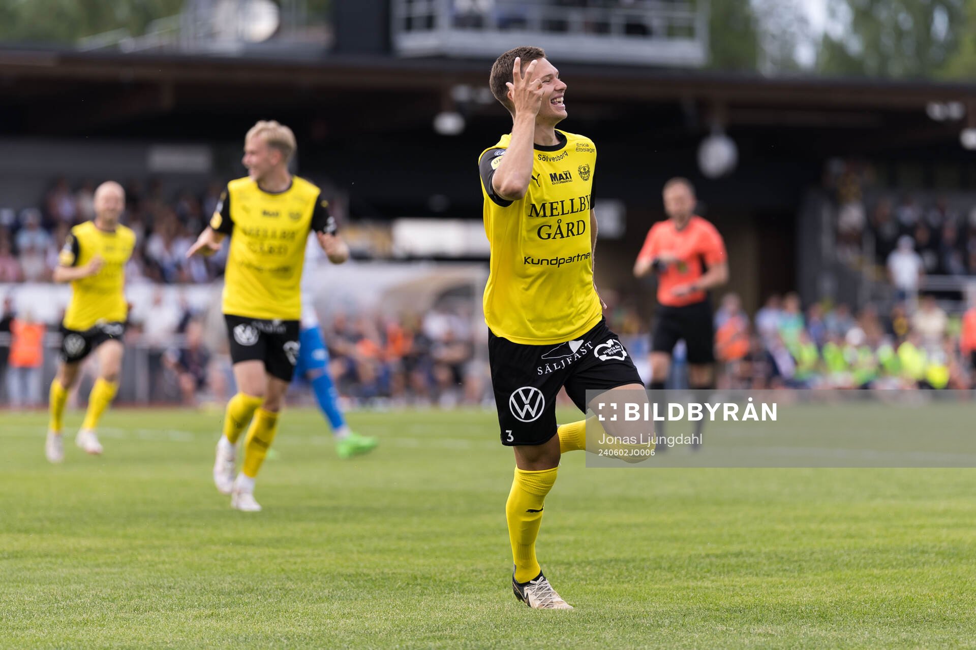 Mjällbys Arvid Brorsson jublar