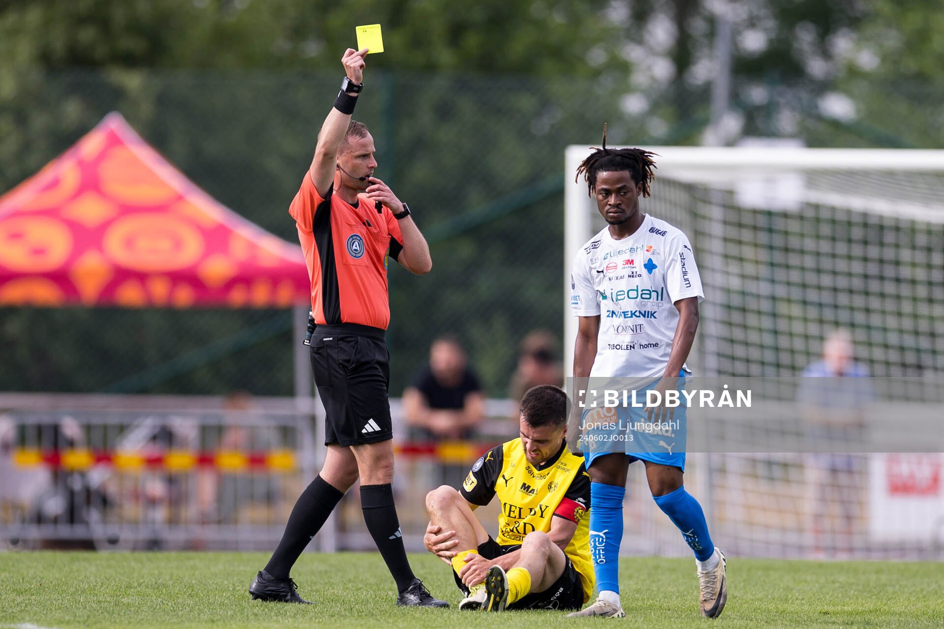 Värnamos Frank Junior Adjei får ett gult kort