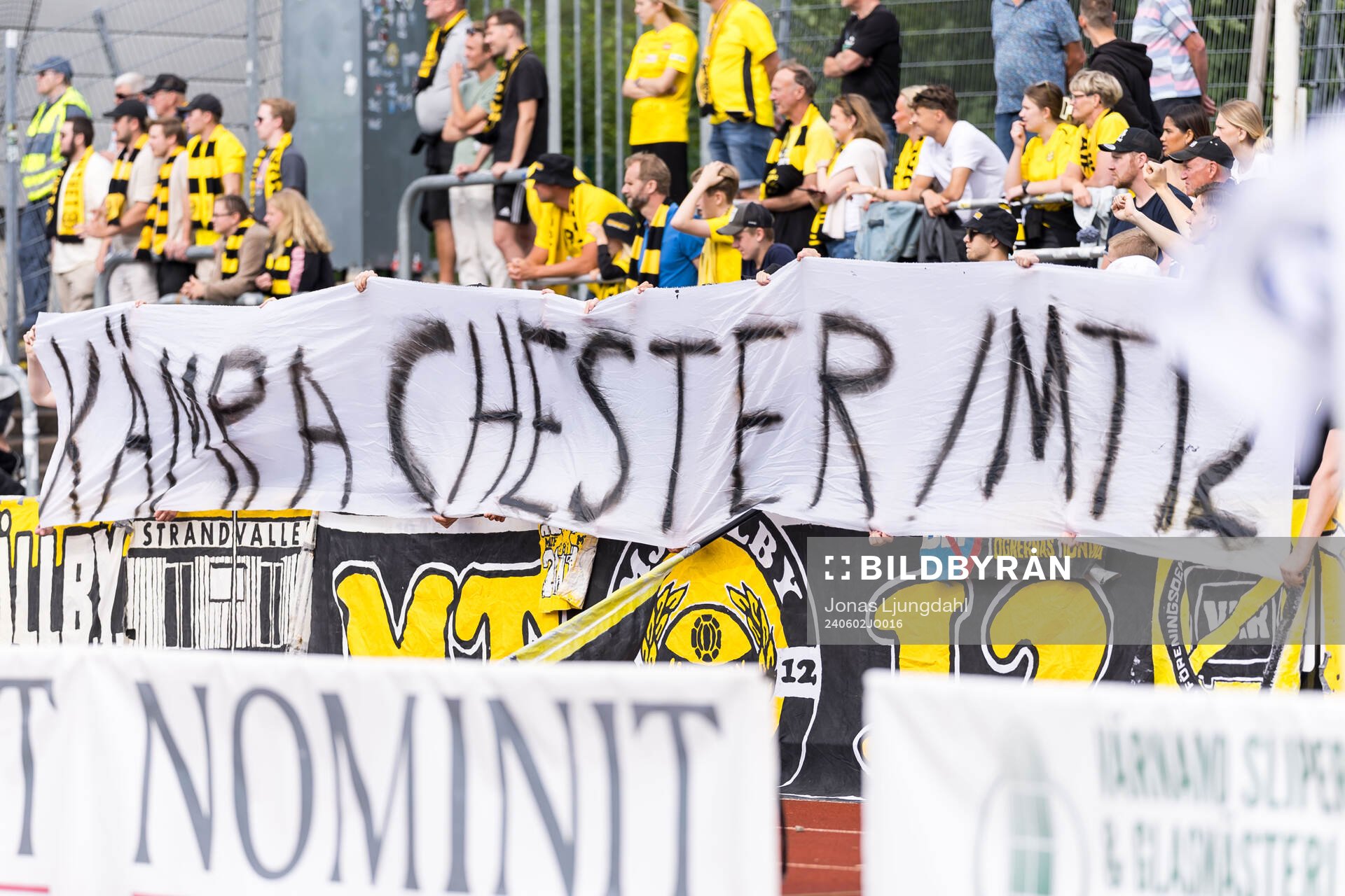Mjällbys supportrar med banderoll