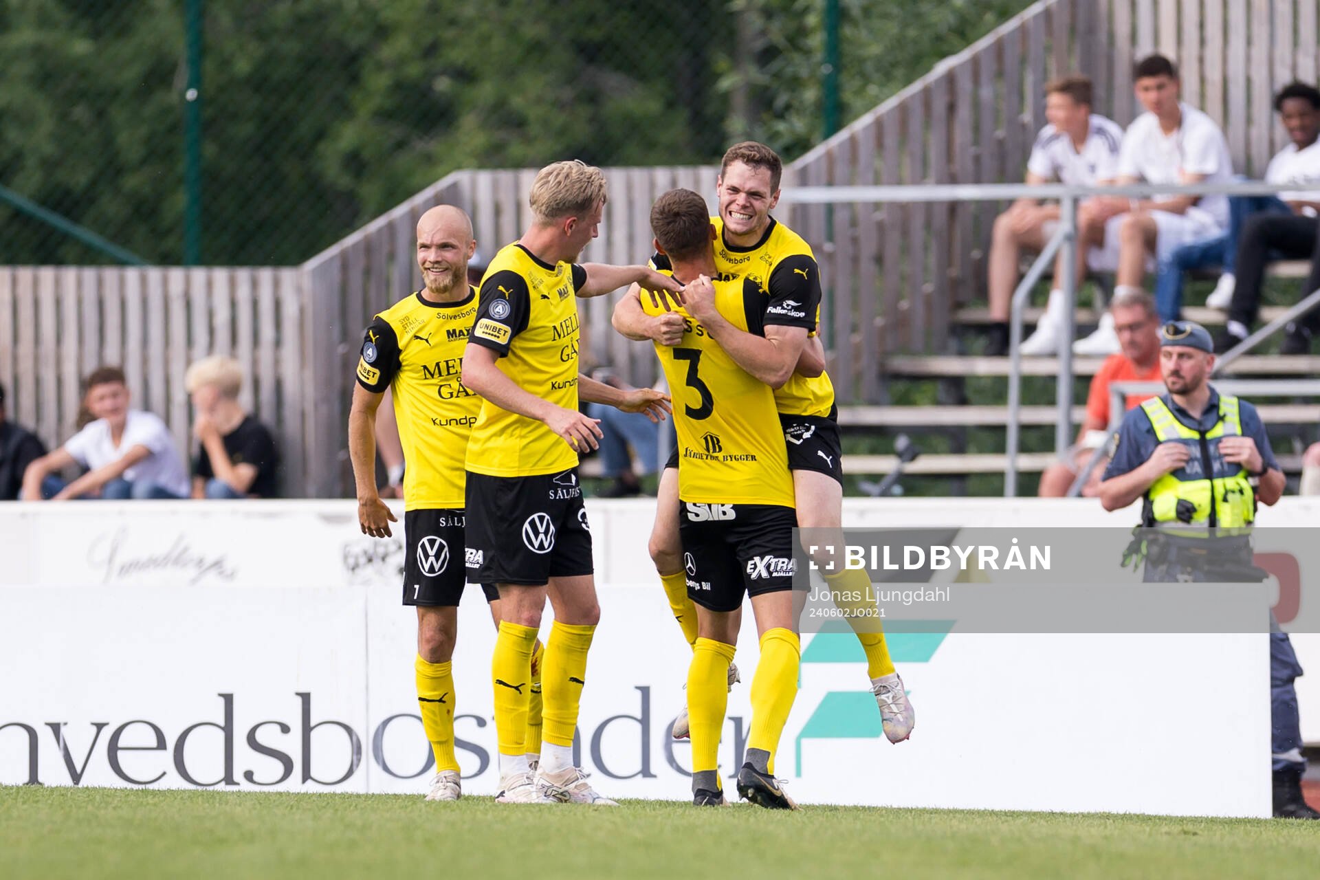 Mjällbys Arvid Brorsson och Jacob Bergström jublar