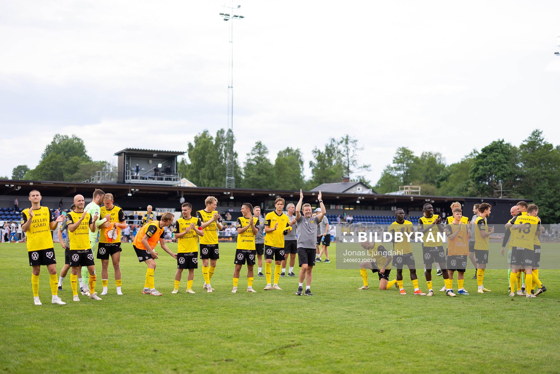 Mjällbys spelare och ledare jublar