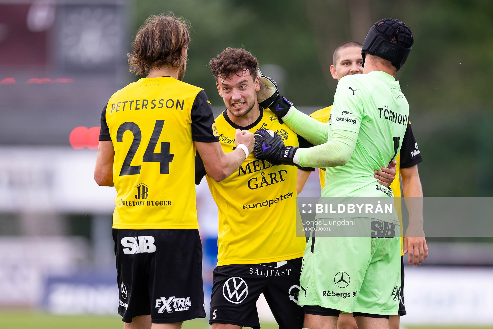 Mjällbys Colin Rösler och målvakt Noel Törnqvist jublar