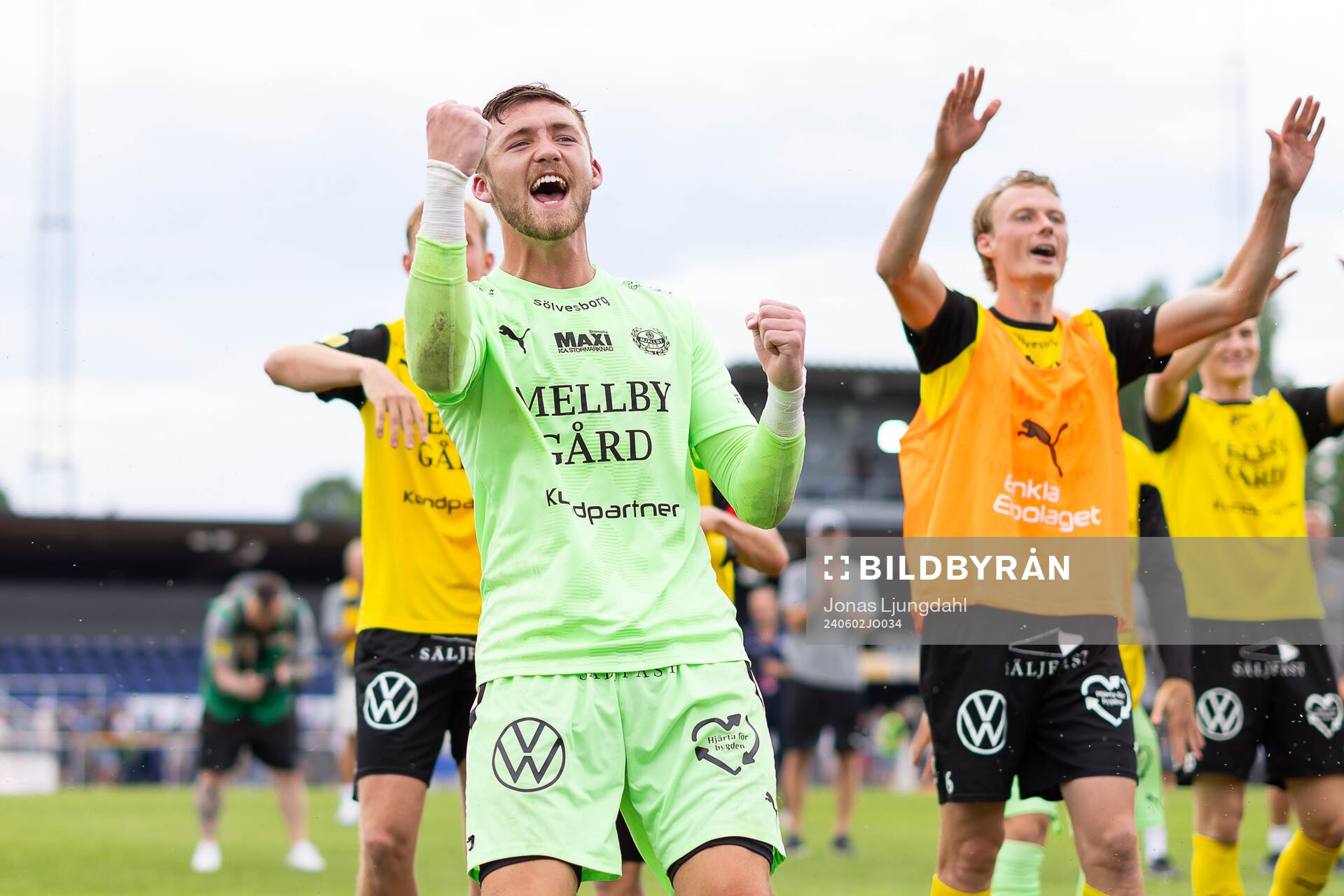 Mjällbys målvakt Noel Törnqvist jublar
