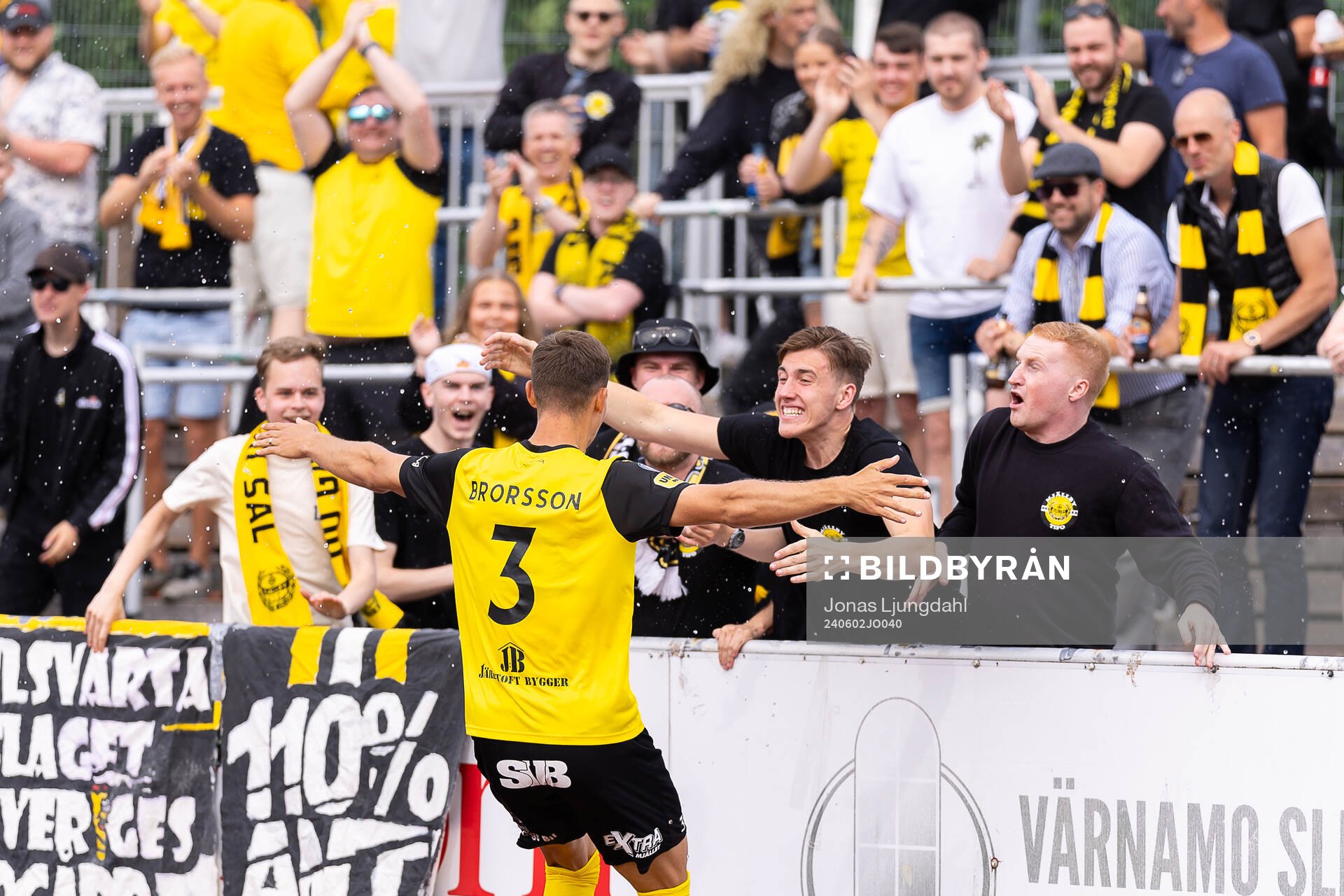 Mjällbys Arvid Brorsson jublar med supportrar