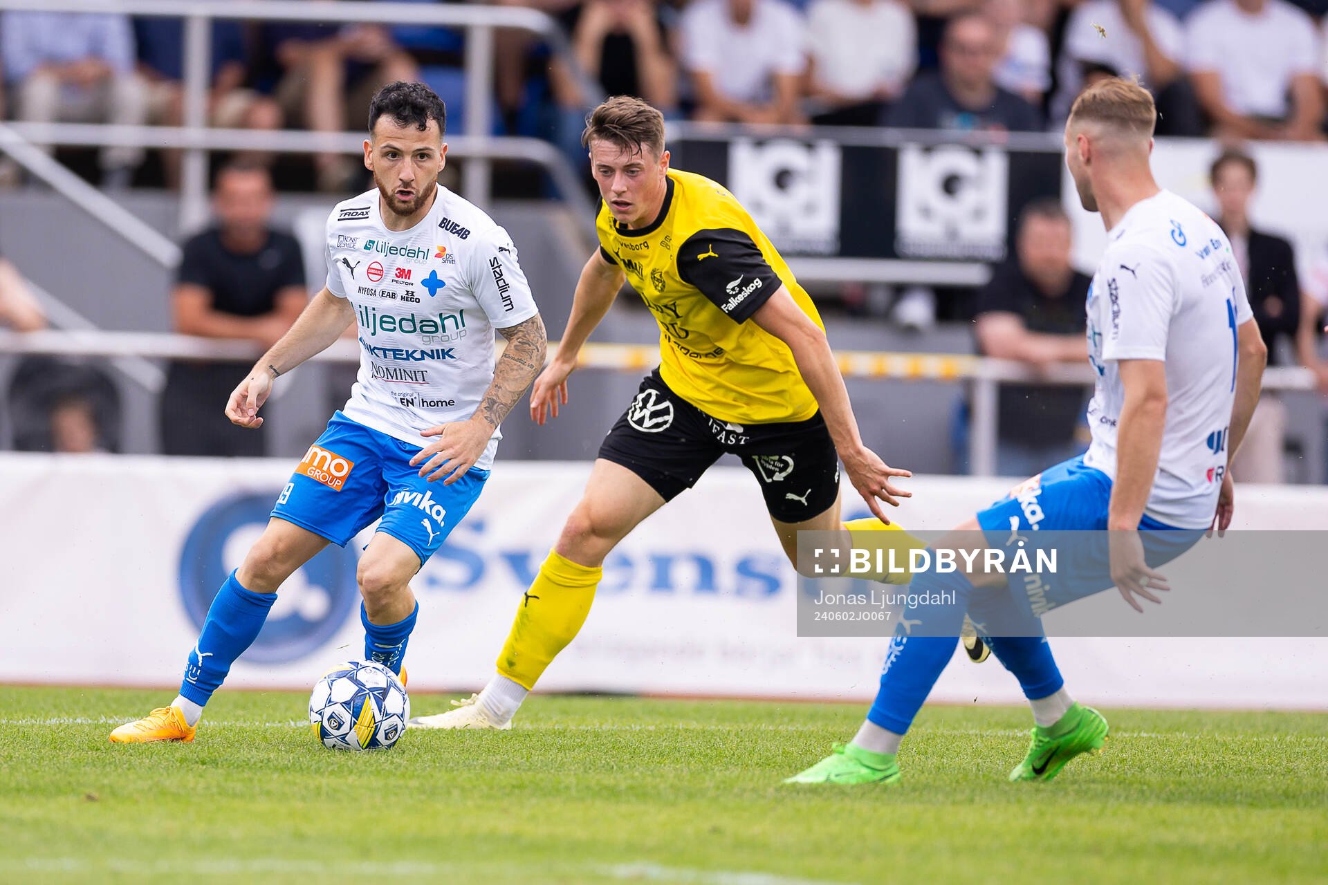 Värnamos Marco Bustos och Mjällbys Elliot Stroud