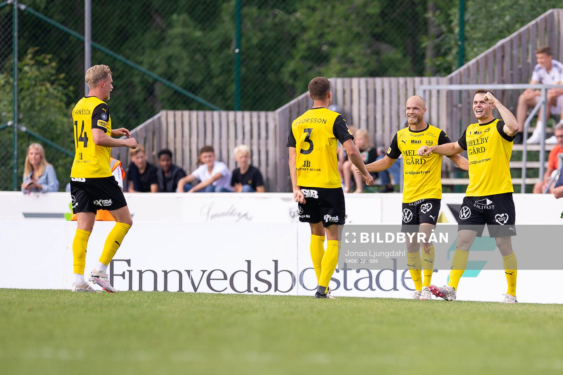 Mjällbys Viktor Gustafson och Jacob Bergström jublar