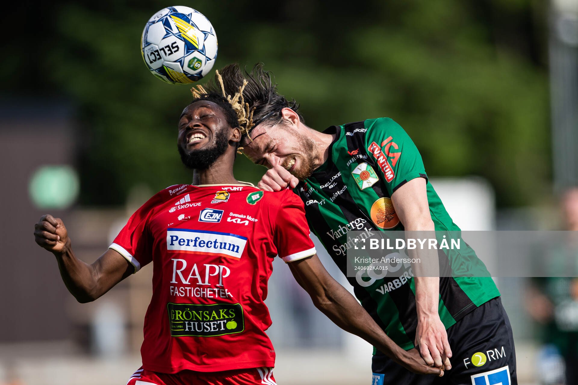 Skövde AIKs Mamudu Moro och Varbergs Robin Tranberg