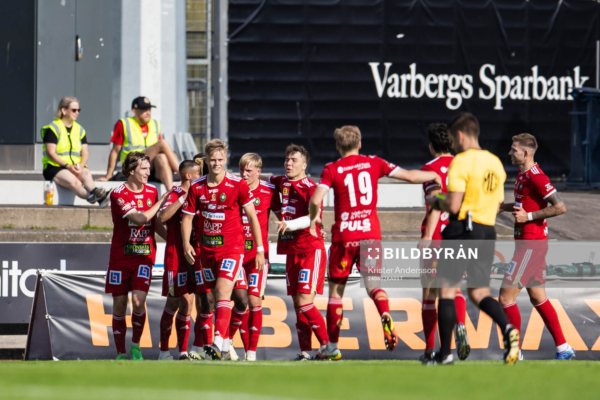 Skövde AIKs spelare jublar efter 0-2 genom Mamudu Moro under fotbollsmatchen i Superettan mellan Varberg och Skövde AIK den 2 juni 2024 i Varberg.